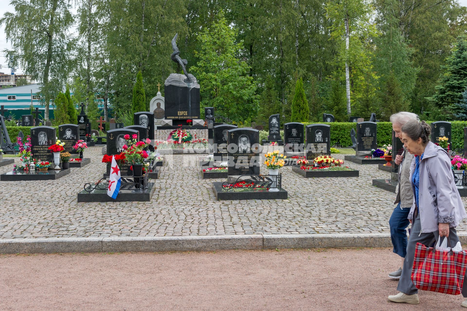 Санкт-Петербург. Мемориал `Буревестник` на Серафимовском кладбище, посвященный памяти экипажа атомной подводной лодки`Курск`.