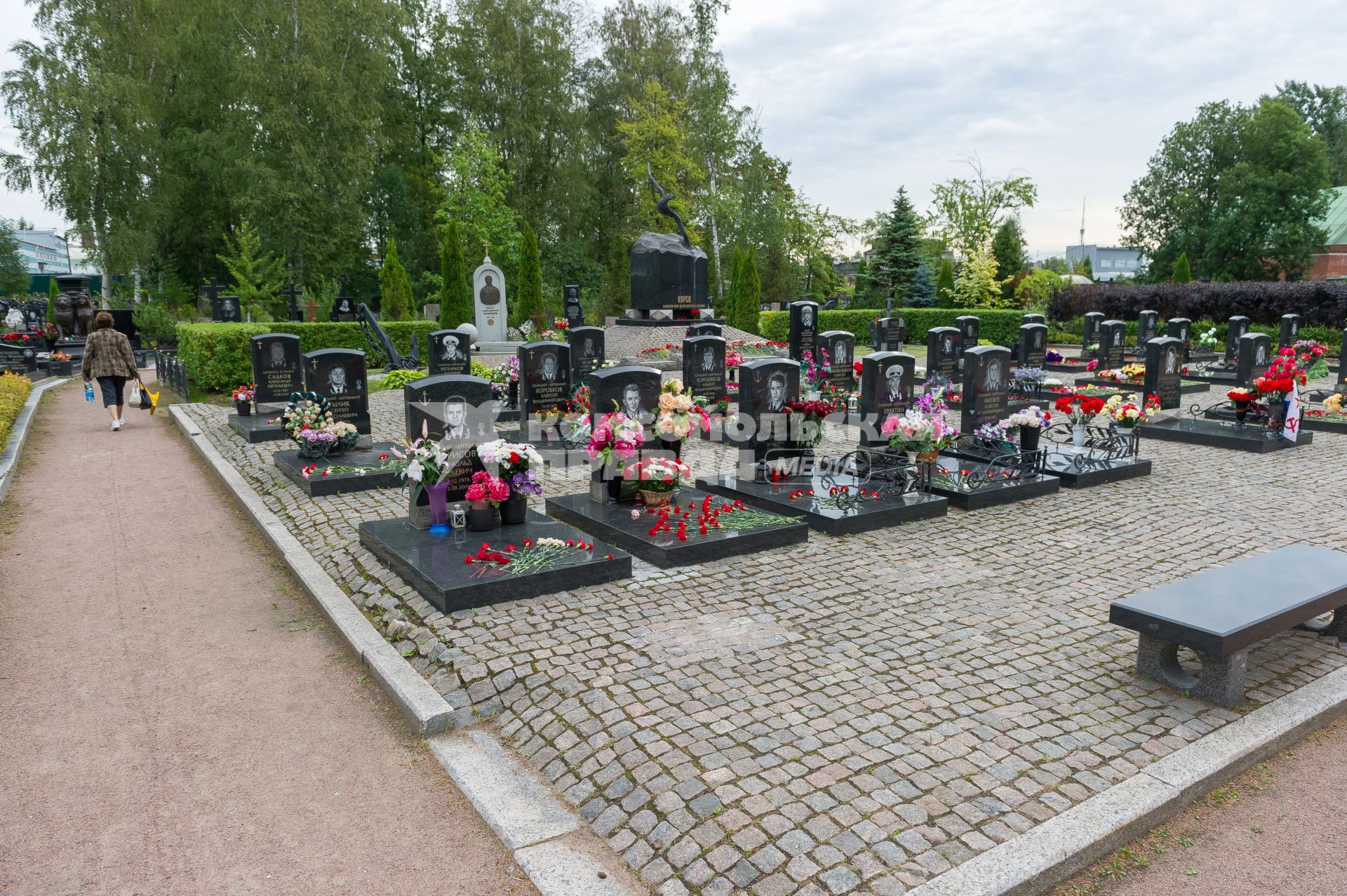 Санкт-Петербург. Мемориал `Буревестник` на Серафимовском кладбище, посвященный памяти экипажа атомной подводной лодки`Курск`.