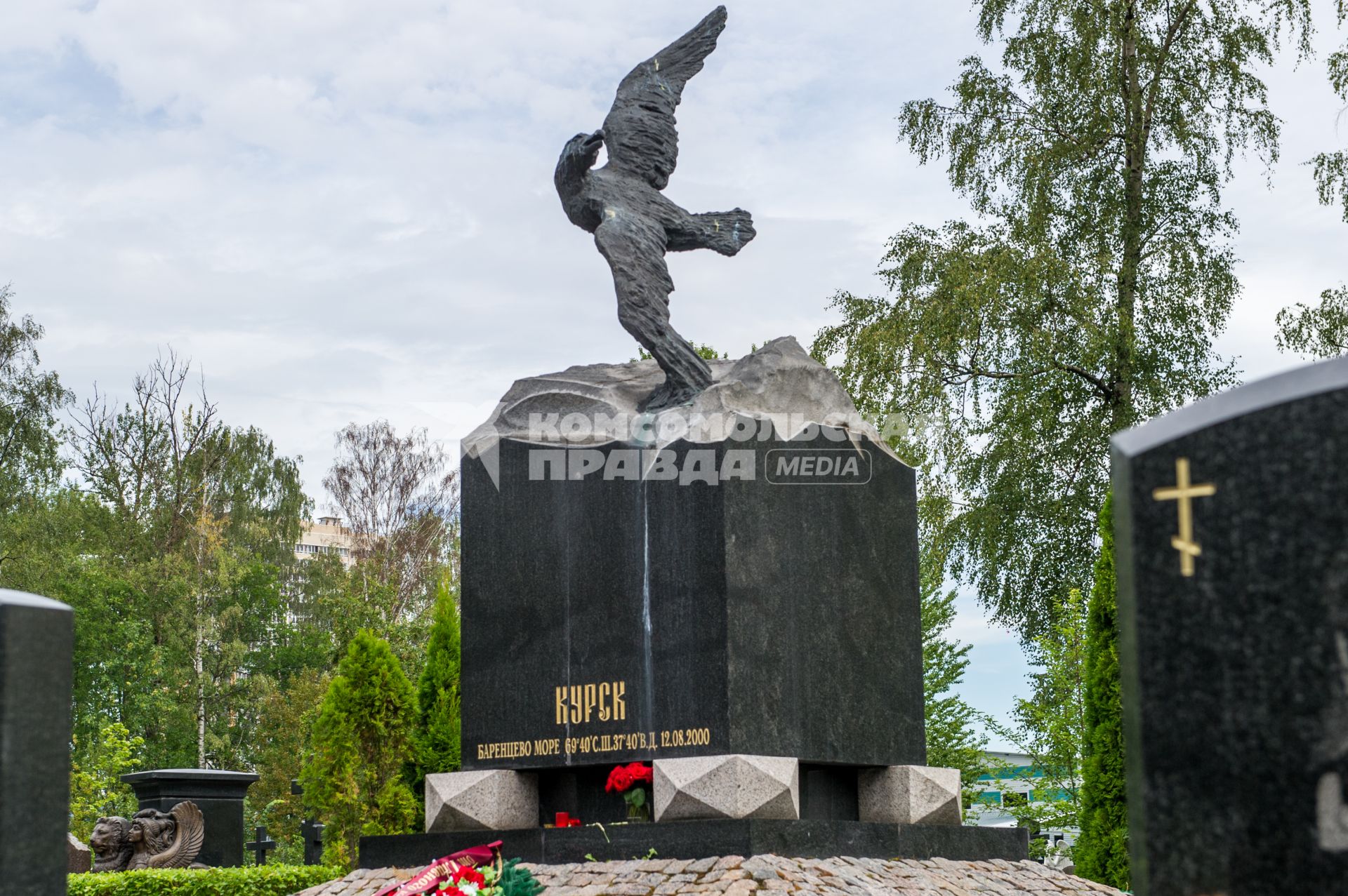 Санкт-Петербург. Мемориал `Буревестник` на Серафимовском кладбище, посвященный памяти экипажа атомной подводной лодки`Курск`.