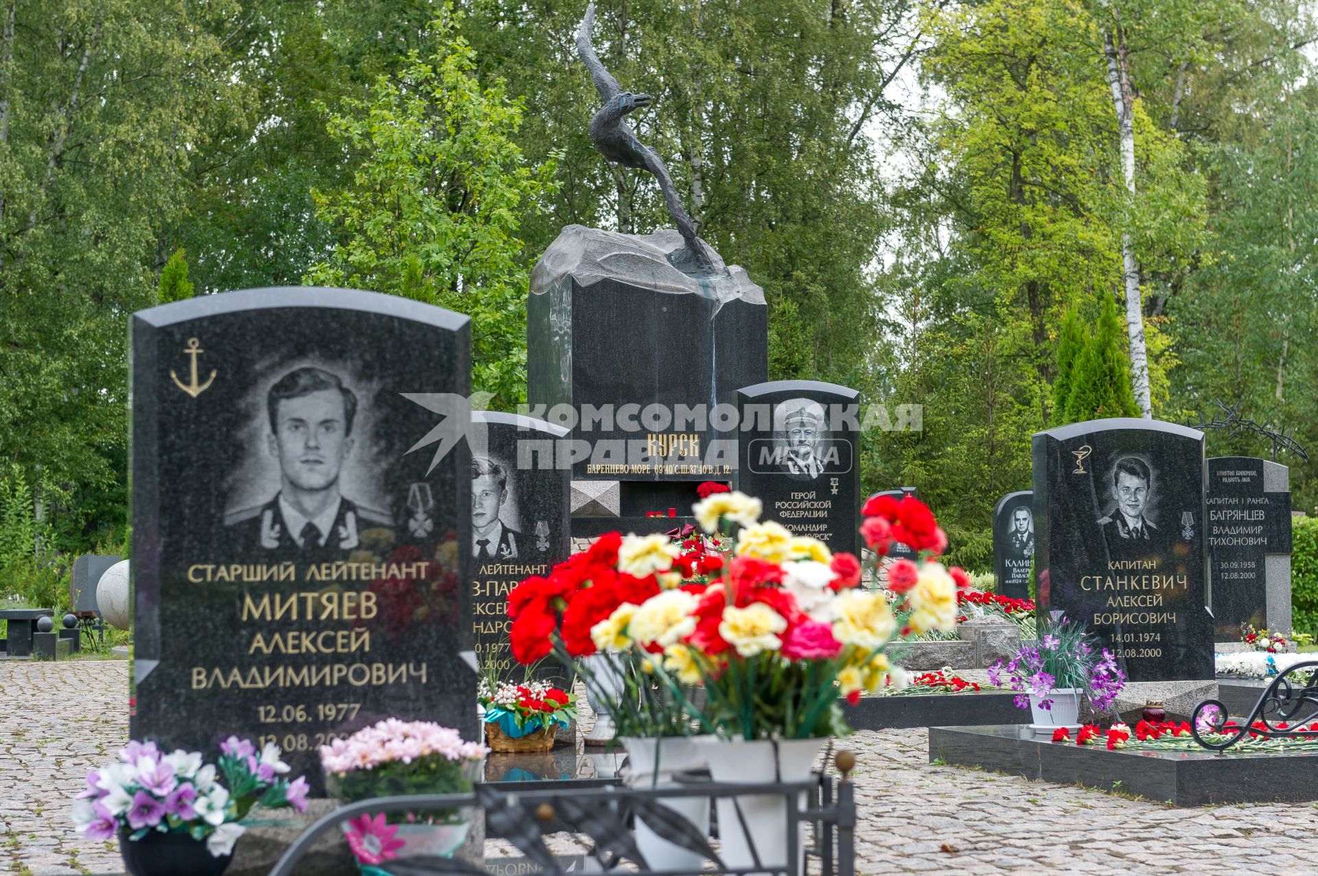 Санкт-Петербург. Мемориал `Буревестник` на Серафимовском кладбище, посвященный памяти экипажа атомной подводной лодки`Курск`.