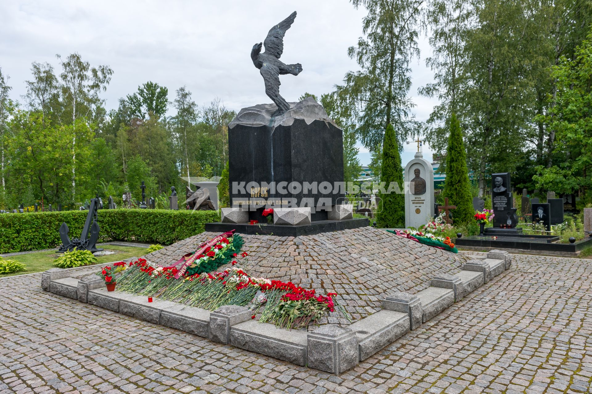 Санкт-Петербург. Мемориал `Буревестник` на Серафимовском кладбище, посвященный памяти экипажа атомной подводной лодки`Курск`.