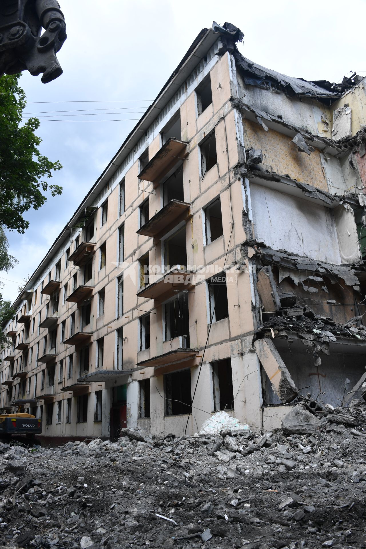 Москва. Снос пятиэтажки в рамках программы реновации в районе Северное Измайлово по адресу ул. Константина Федина, д. 5.