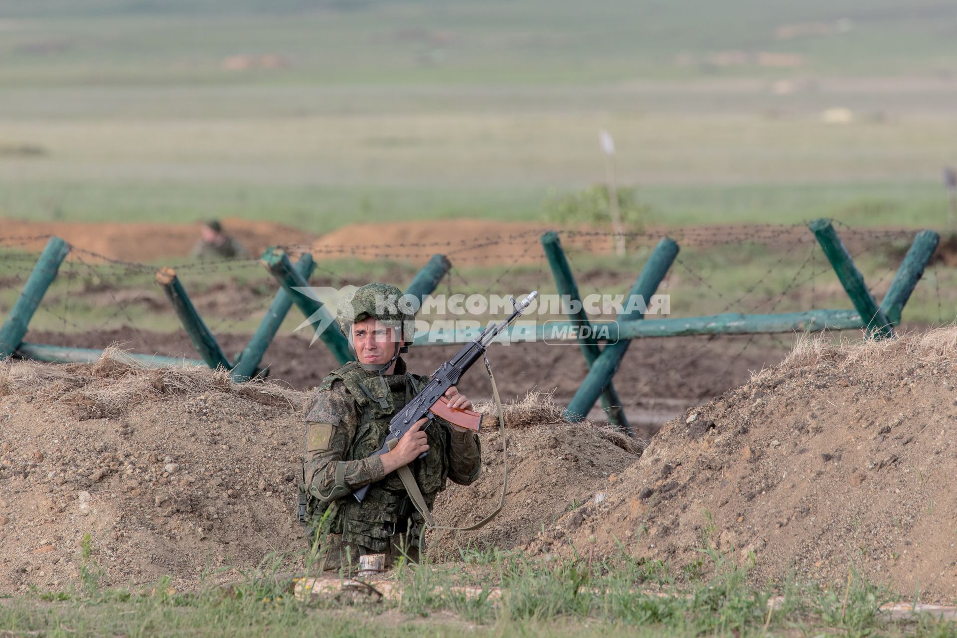 Челябинская область, Чебаркуль. Военнослужащий с автоматом  Калашникова во время учений на военном полигоне 90-й Гвардейской танковой дивизии.