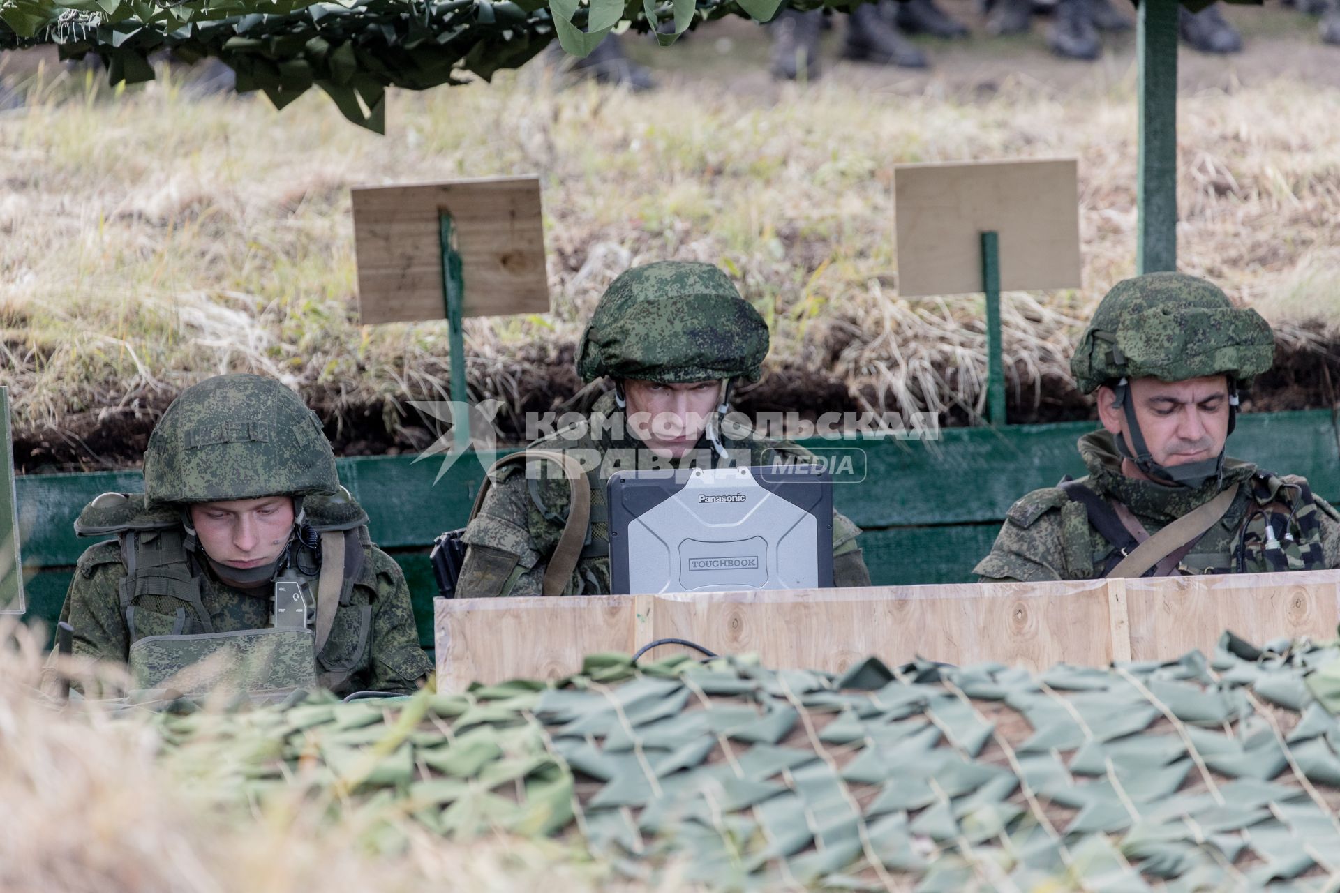 Челябинская область, Чебаркуль. Военнослужащий во время учений на военном полигоне 90-й Гвардейской танковой дивизии.