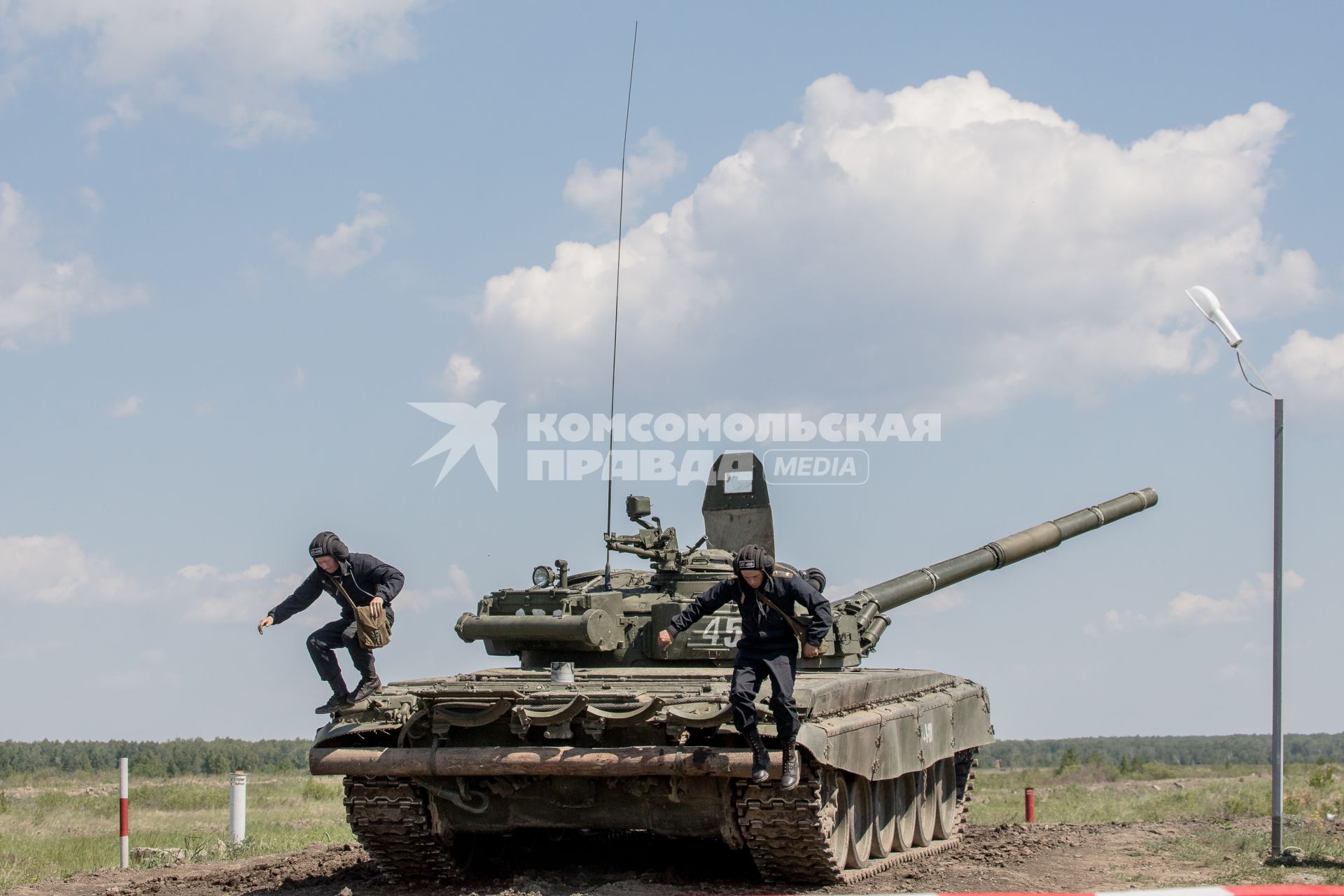 Челябинская область,Чебаркуль. Танк во время учений на военном полигоне 90-й Гвардейской танковой дивизии.