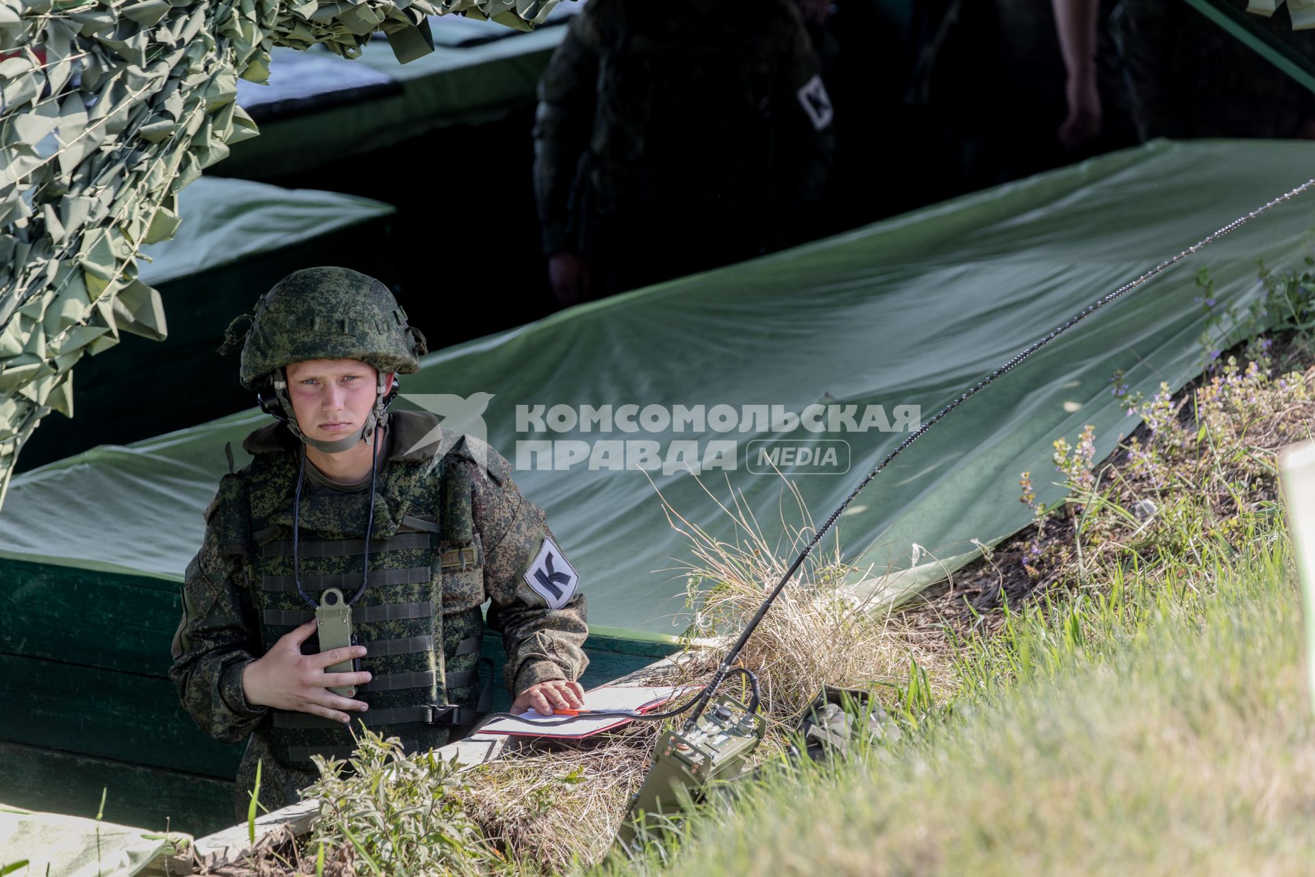 Челябинская область, Чебаркуль. Военнослужащий во время учений на военном полигоне 90-й Гвардейской танковой дивизии.