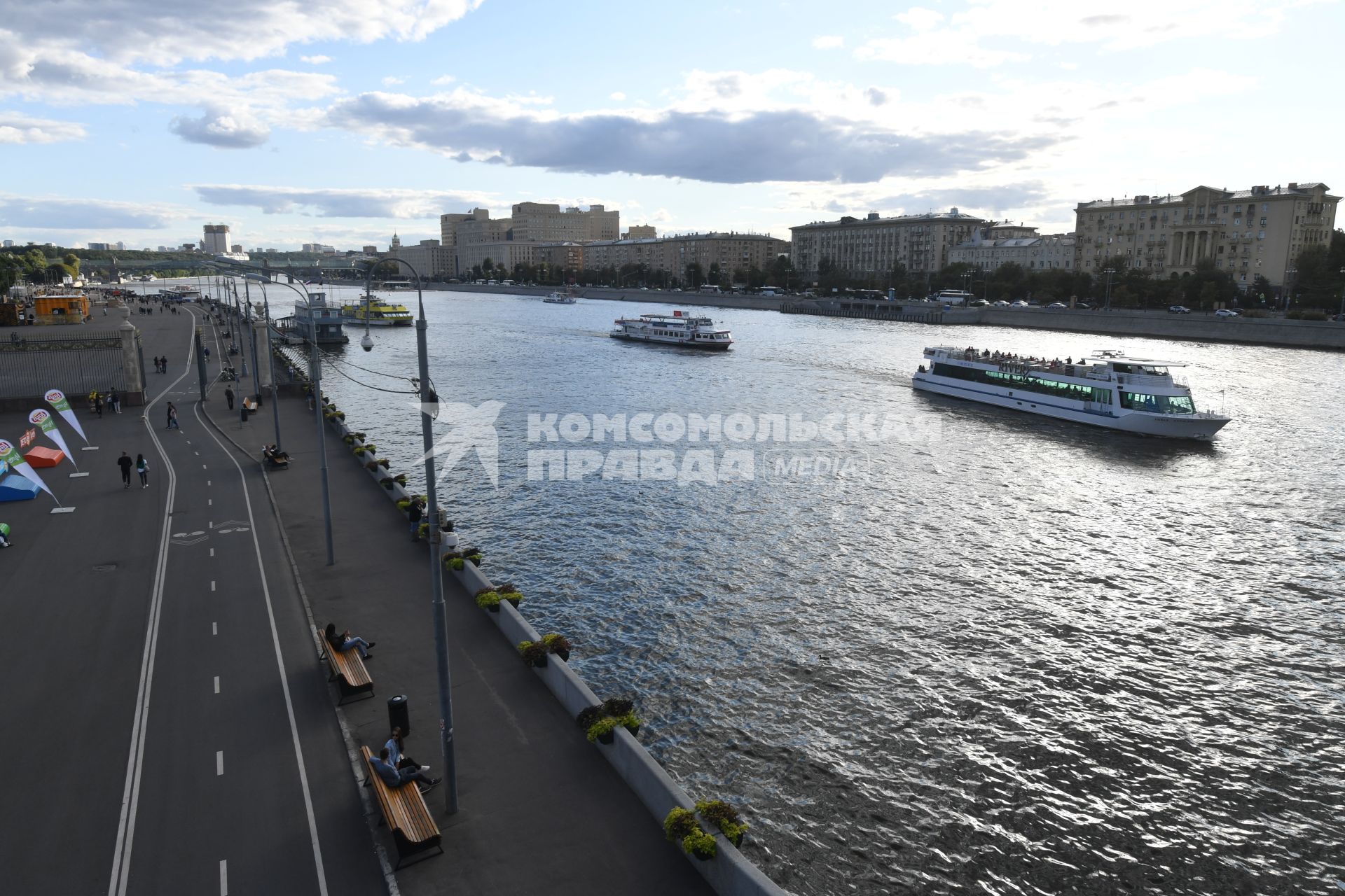 Москва. Вид на Пушкинскую набережную с Крымского моста.