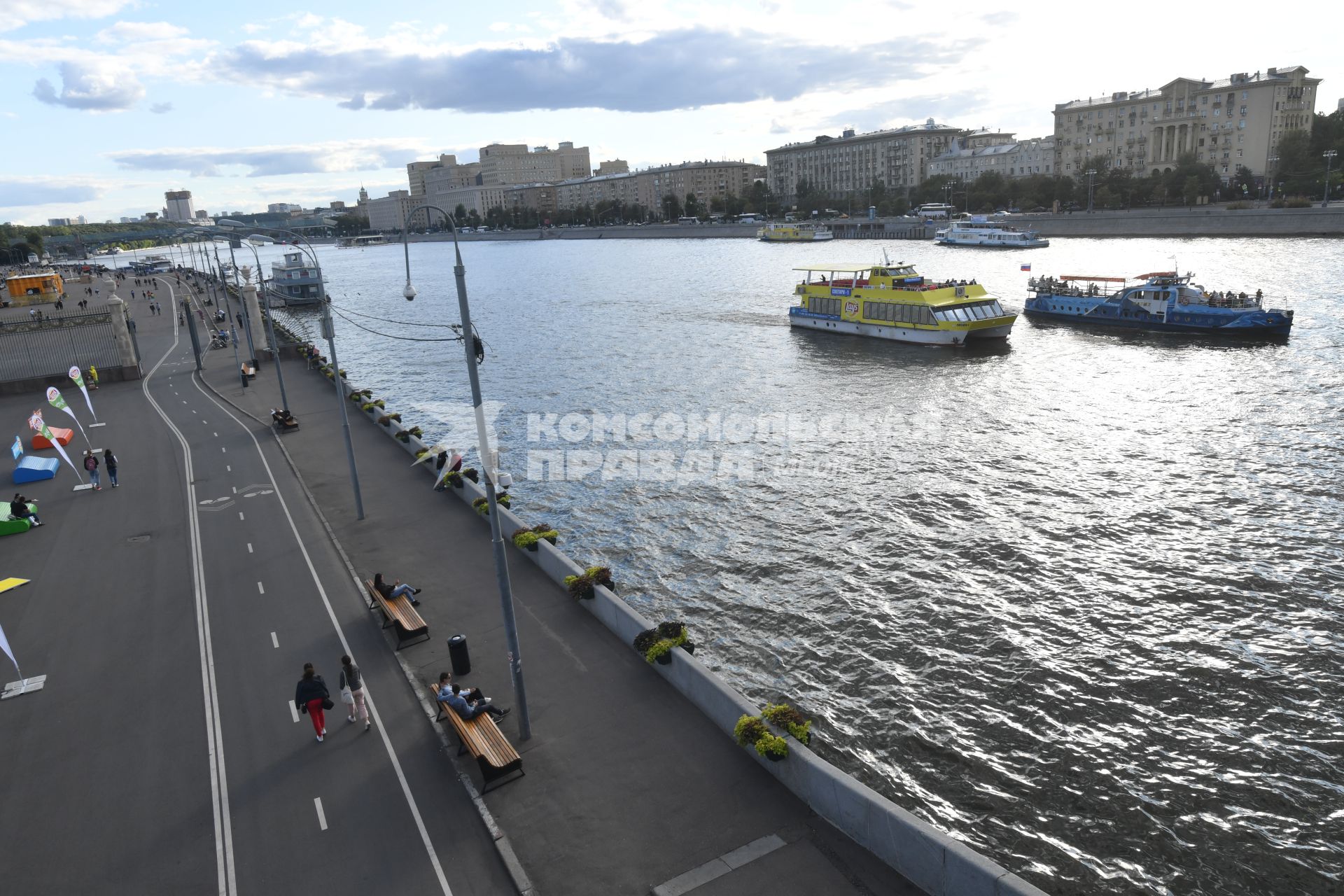 Москва. Вид на Пушкинскую набережную с Крымского моста.