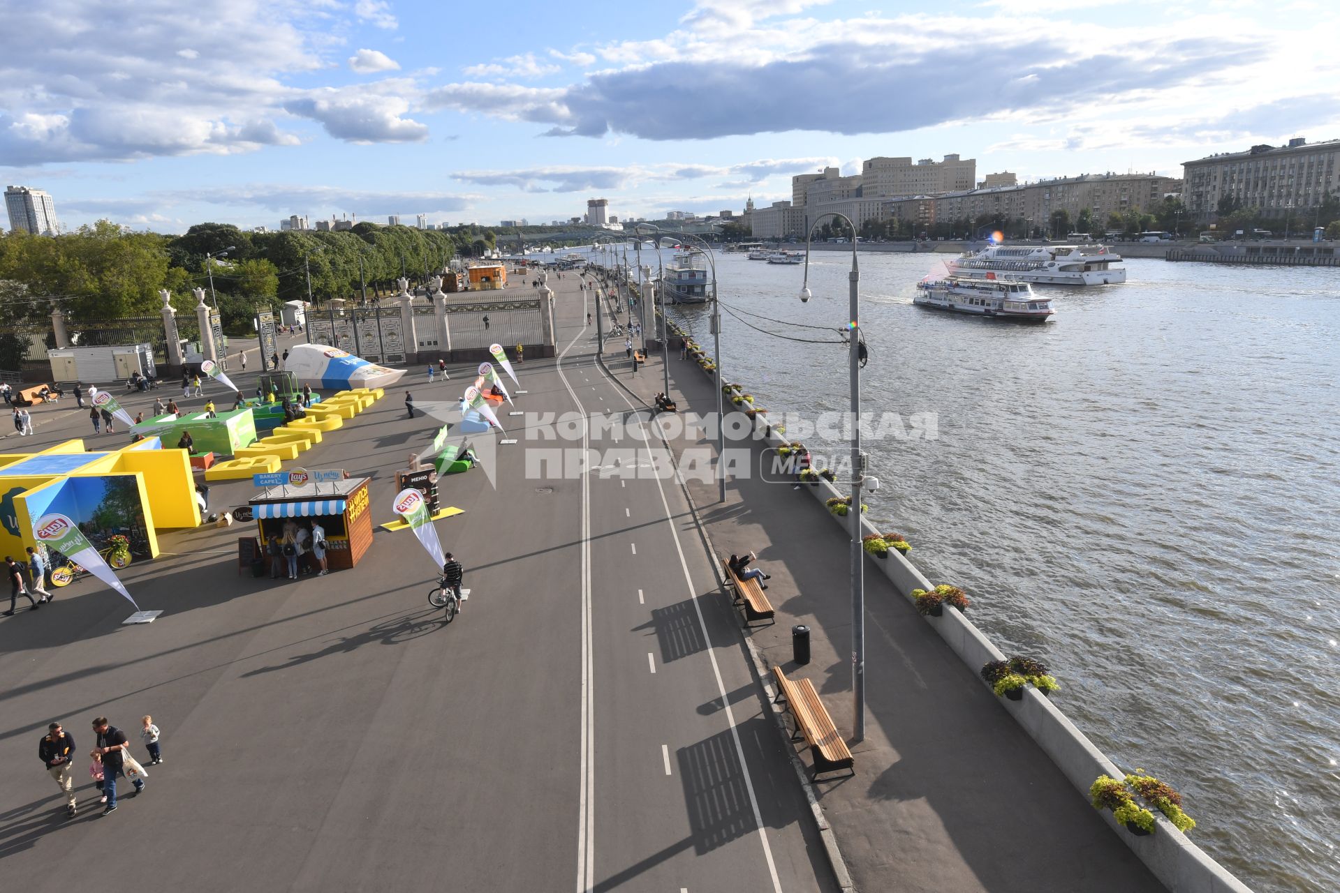 Москва. Вид на Пушкинскую набережную с Крымского моста.