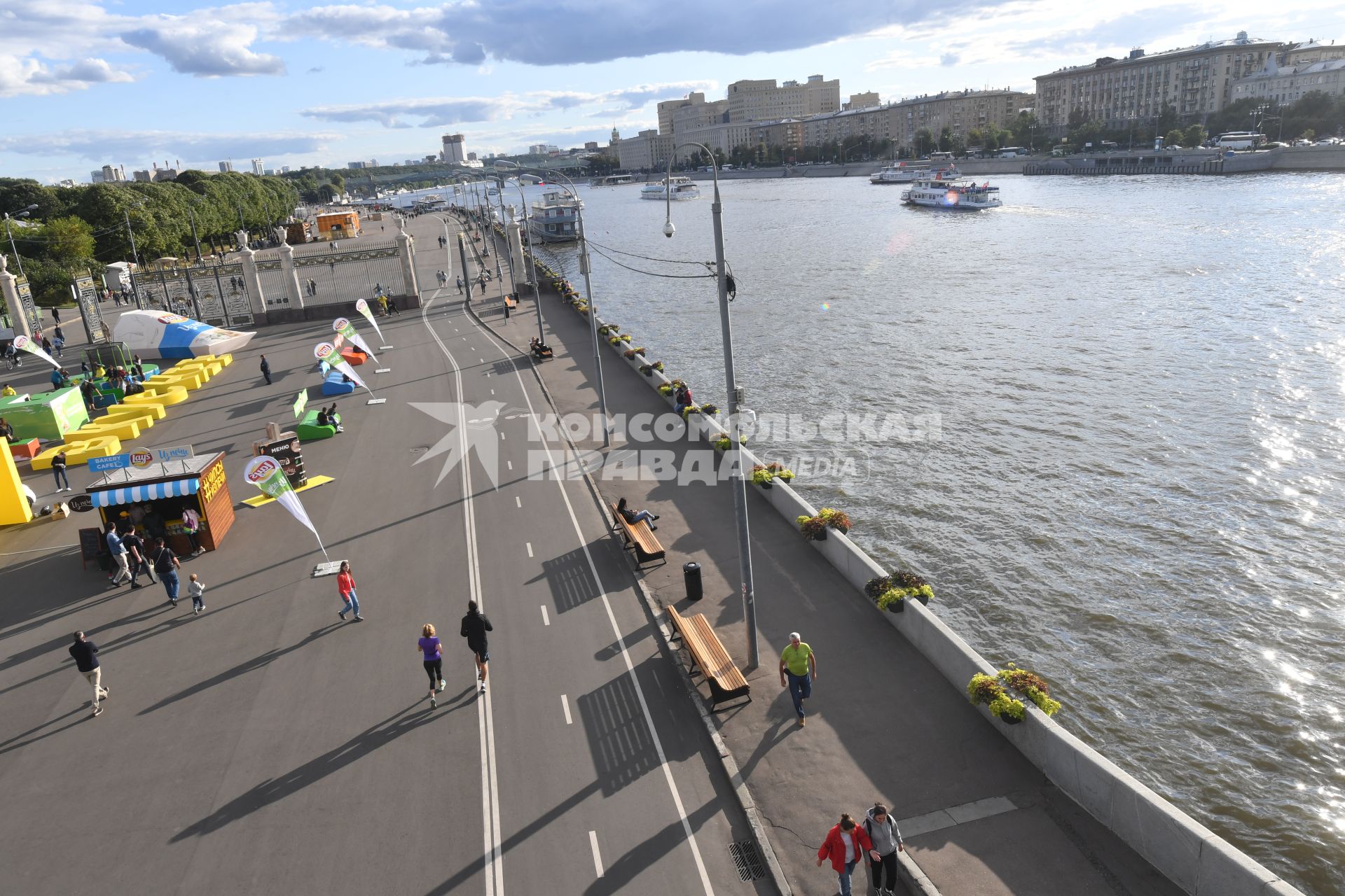 Москва. Вид на Пушкинскую набережную с Крымского моста.