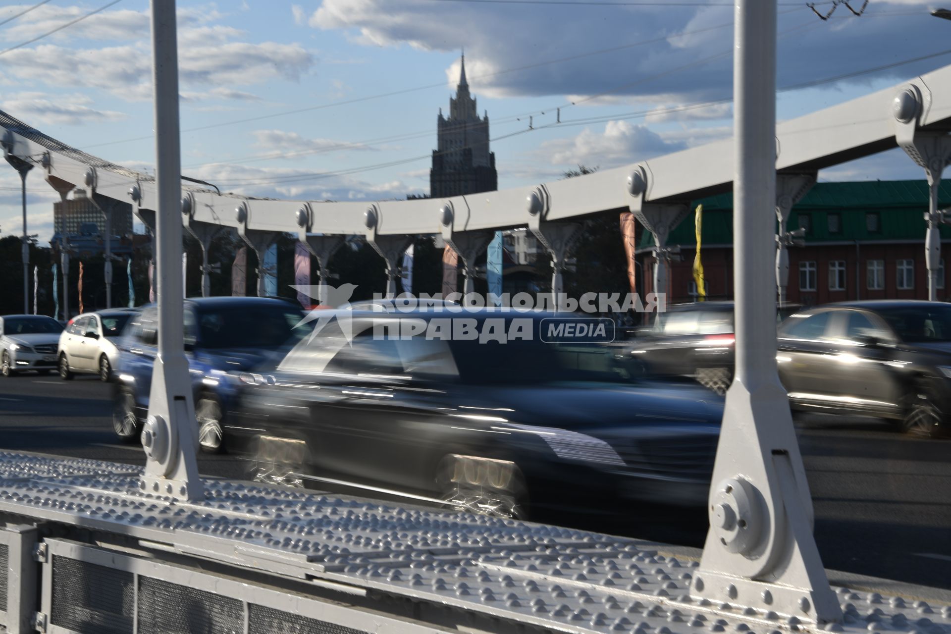 Москва. Автомобильное движение на  Крымском мосту.