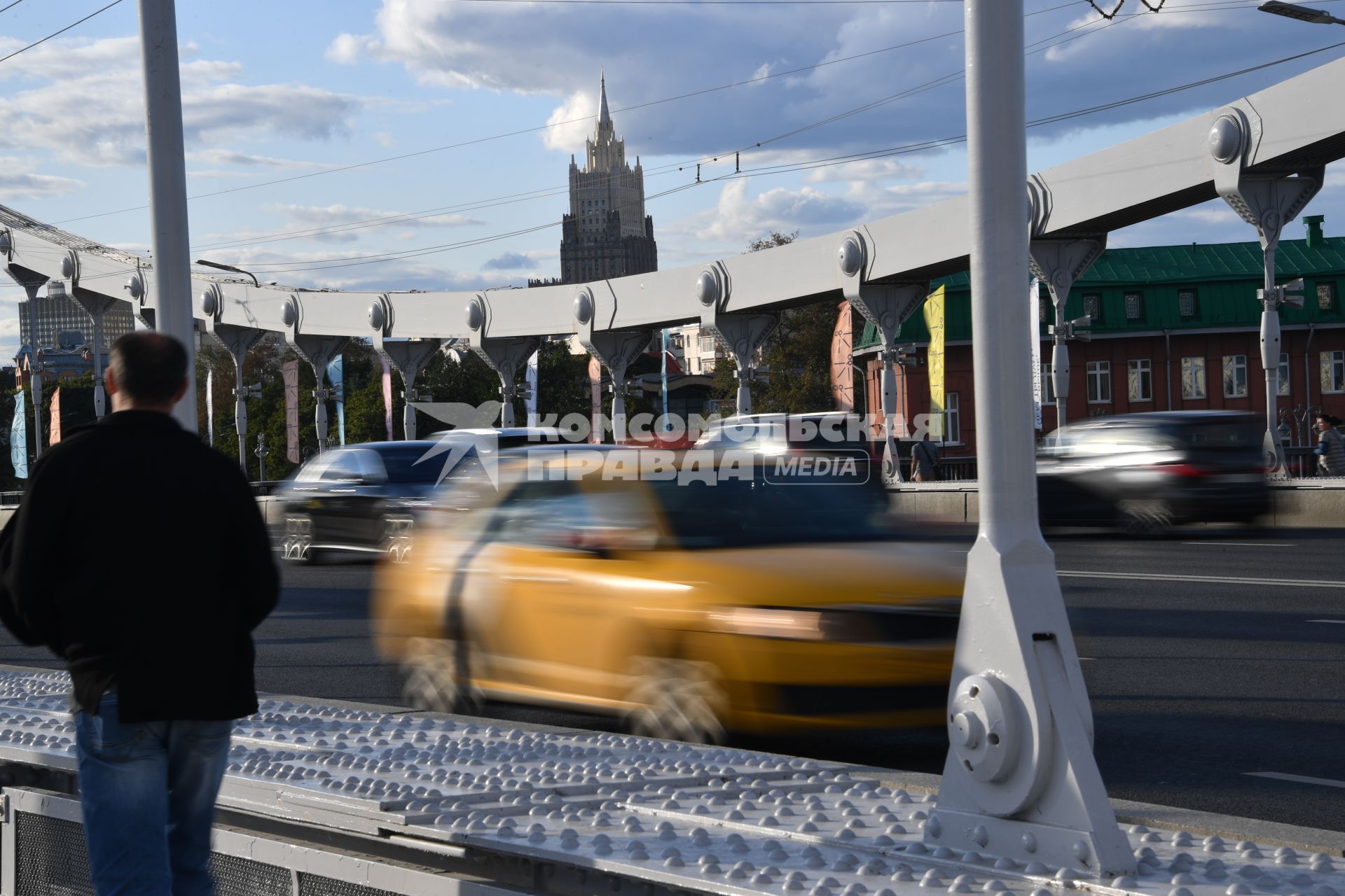 Москва. Автомобильное движение на  Крымском мосту.