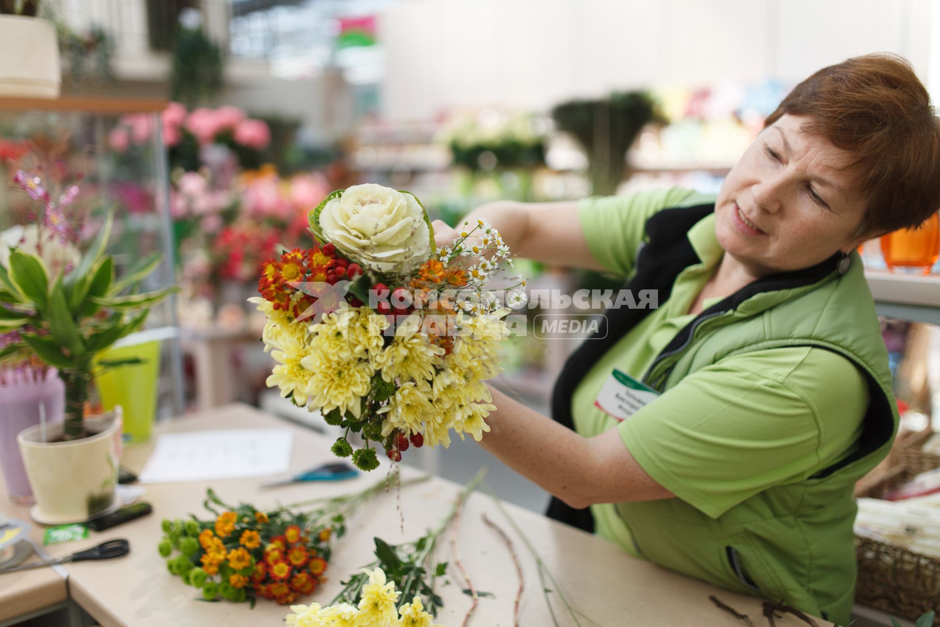 Ставрополь. Флорист собирает букет.