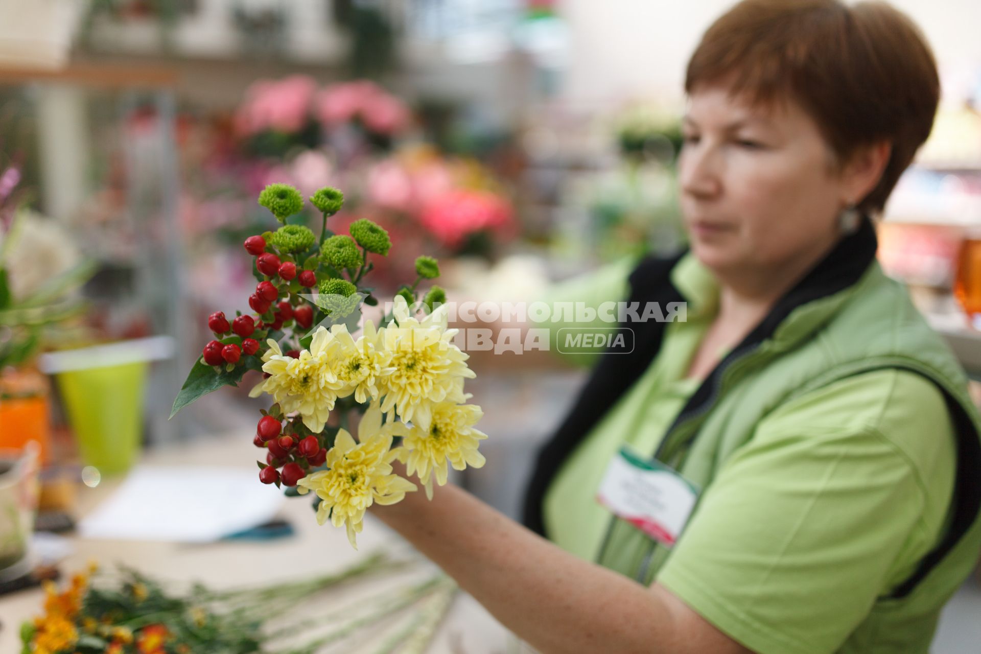 Ставрополь. Флорист собирает букет.