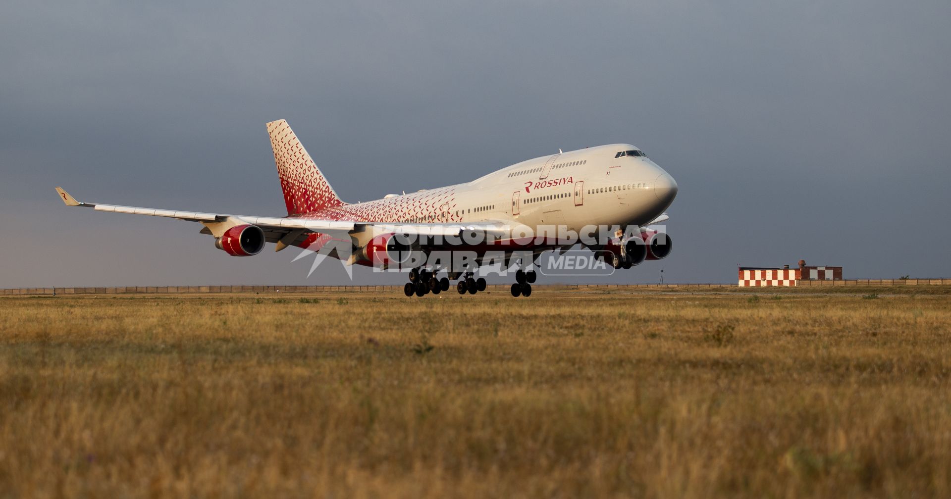 Симферополь. Самолет Boeing 747 авиакомпании `Россия`.