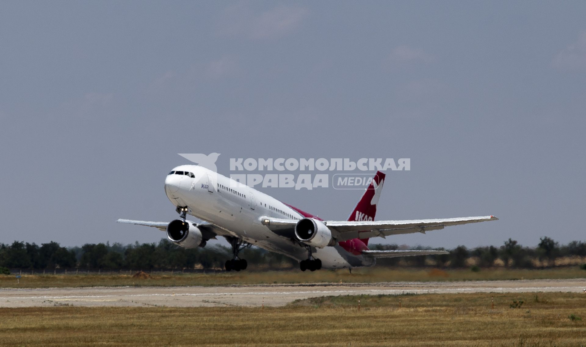 Симферополь. Самолет Boeing 767 авиакомпании `Икар`.