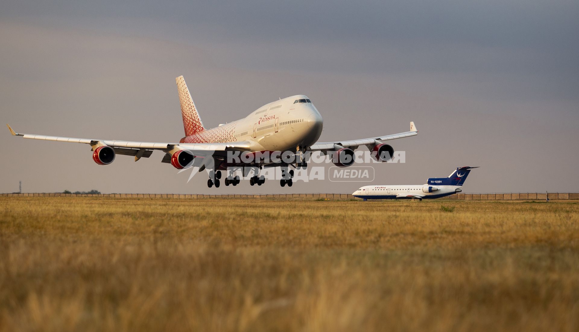 Симферополь. Самолет Boeing 747 авиакомпании `Россия`.