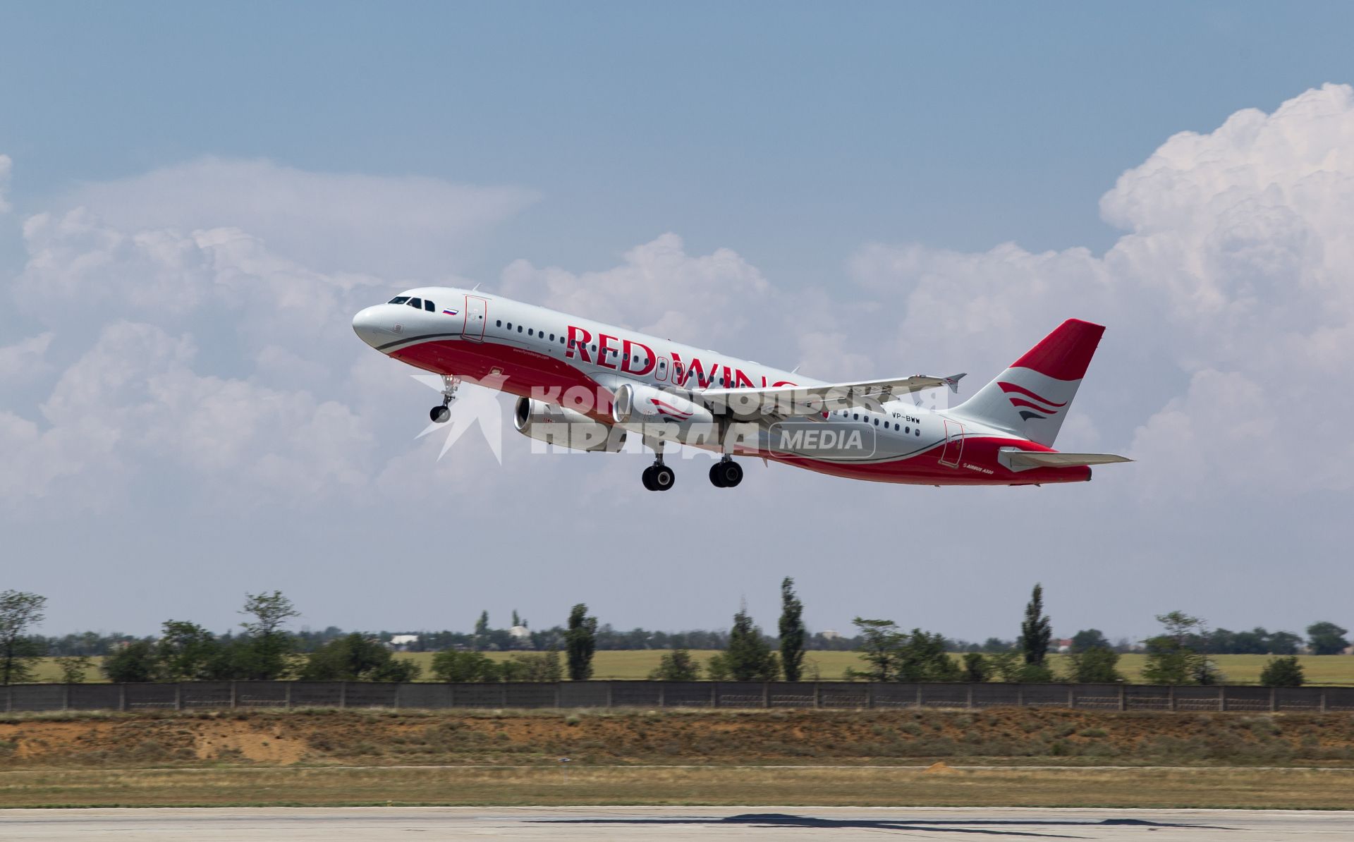 Симферополь. Самолет Airbus A320 авиакомпании `Red Wings`.