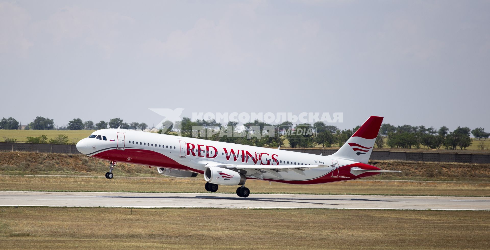 Симферополь. Самолет Airbus A320 авиакомпании `Red Wings`.