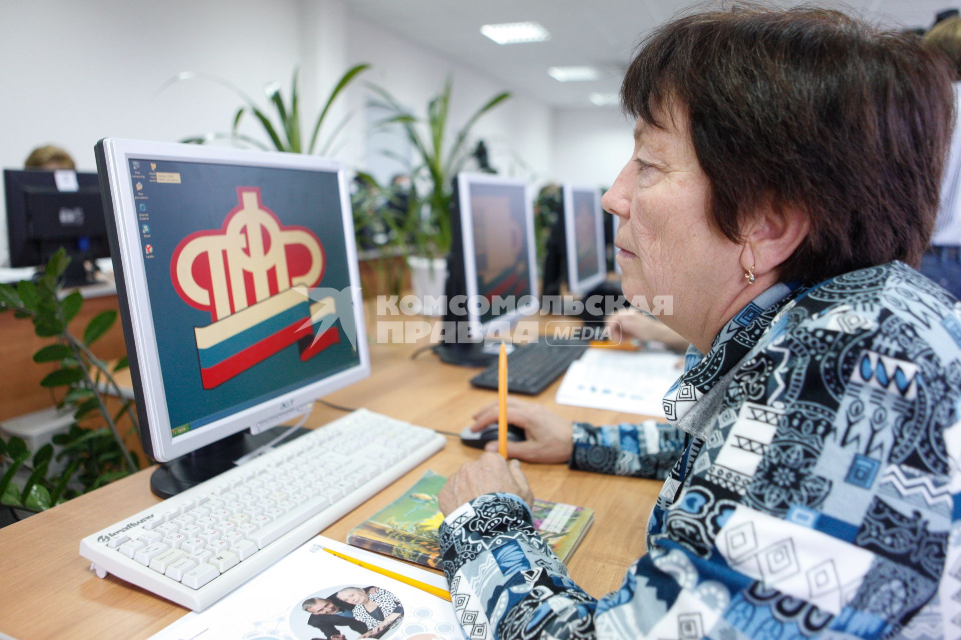 Ставрополь. Женщина пенсионного возраста за компьютером.