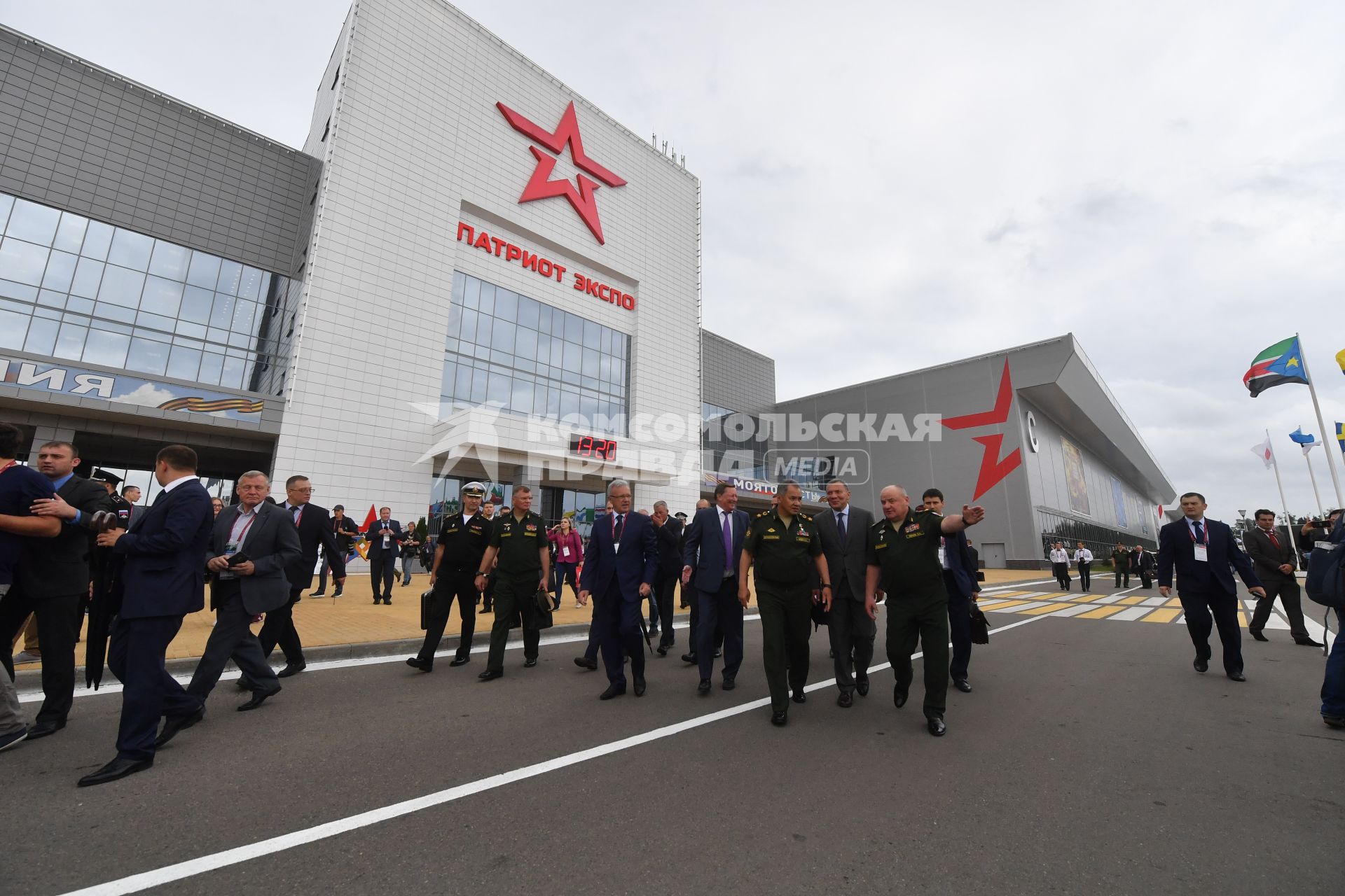 Московская область, Кубинка.   Временно исполняющий обязанности губернатора Красноярского края Александр Усс, специальный представитель президента РФ по вопросам природоохранной деятельности, экологии и транспорта Сергей Иванов, министр обороны РФ Сергей Шойгу, вице-премьер РФ Юрий Борисов  и заместитель министра обороны РФ Павел Попов (в центре слева направо)  на открытии IV Международного военно-технического форума (МВТФ) `Армия-2018` в парке `Патриот`.