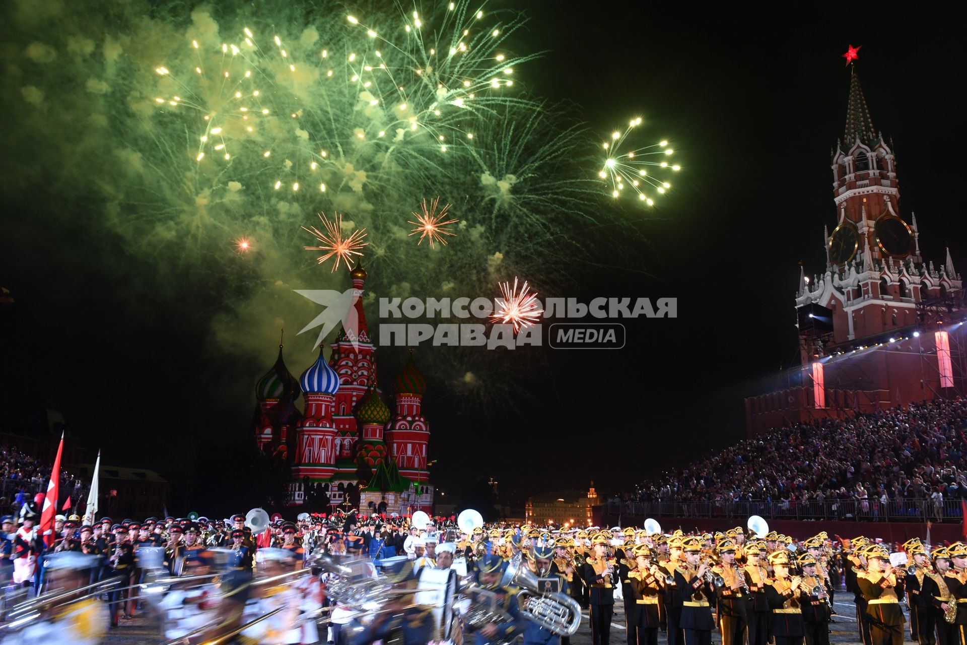 Москва. Оркестры во время церемонии открытия Международного музыкального фестиваля `Спасская Башня`на Красной площади.