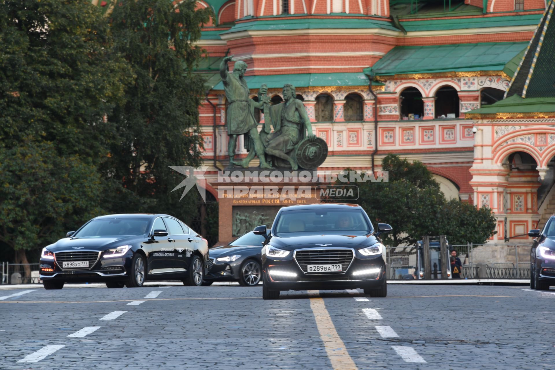 Москва. Памятник Минину и Пожарскому на Красной площади.