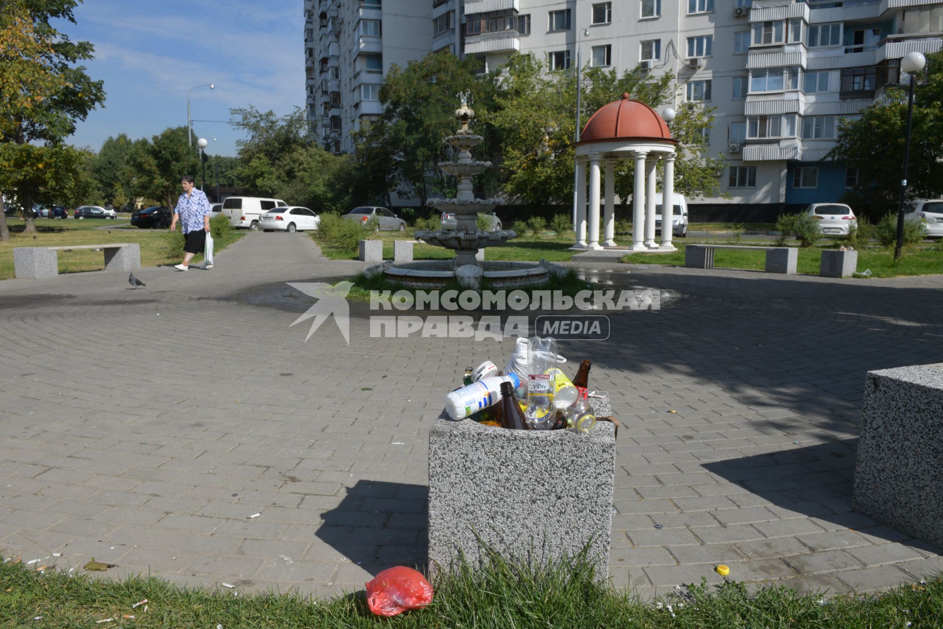 Москва. Переполненная урна во дворе жилого дома.