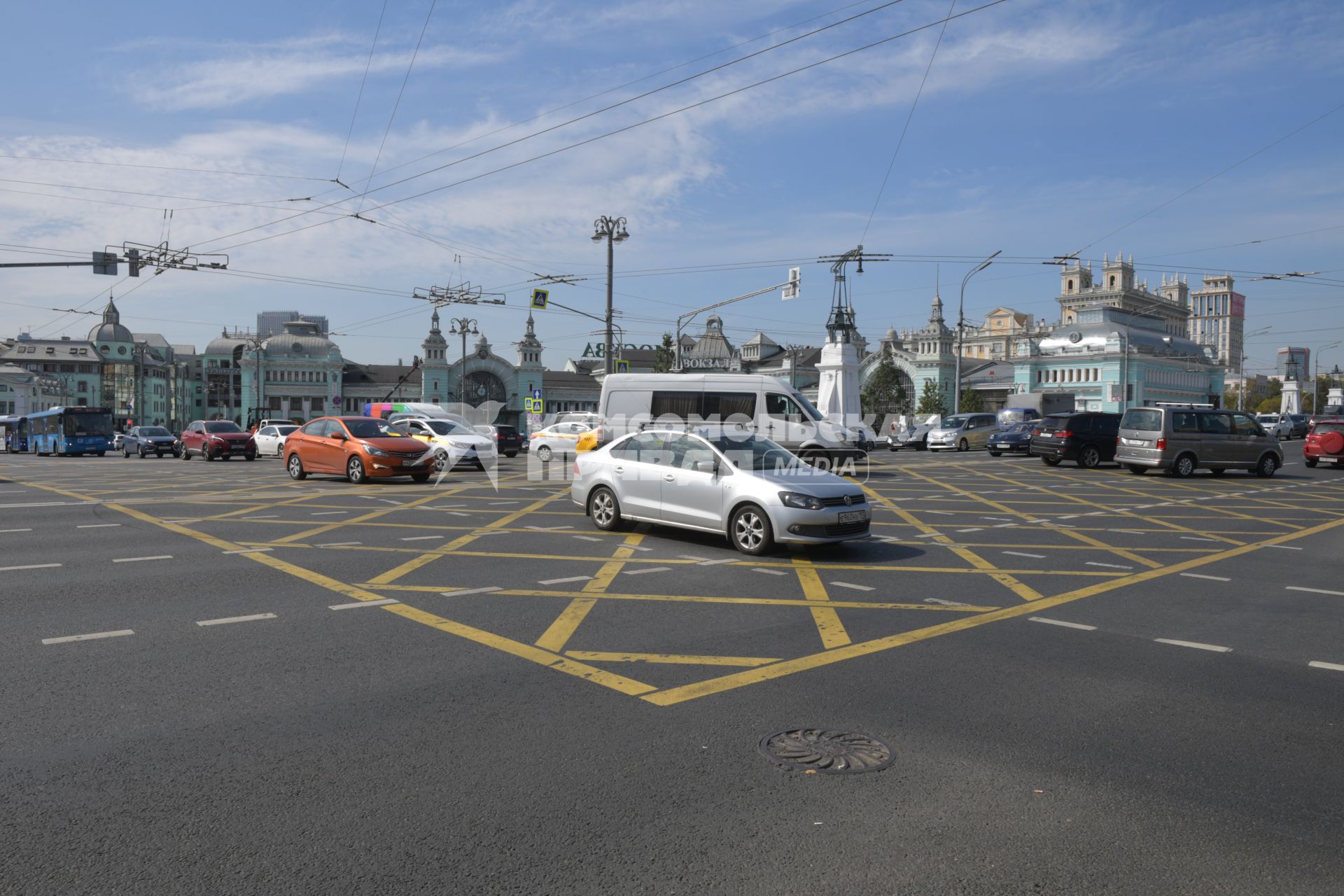 Москва. Автомобильное движение на площади Тверская Застава у Белорусского вокзала.