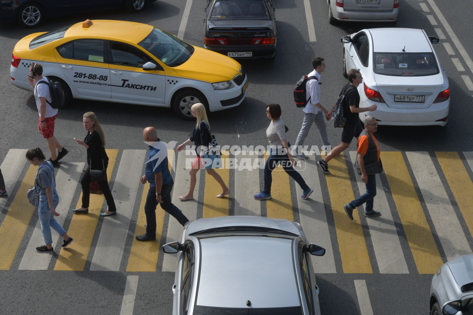 Москва. На пешеходном переходе.