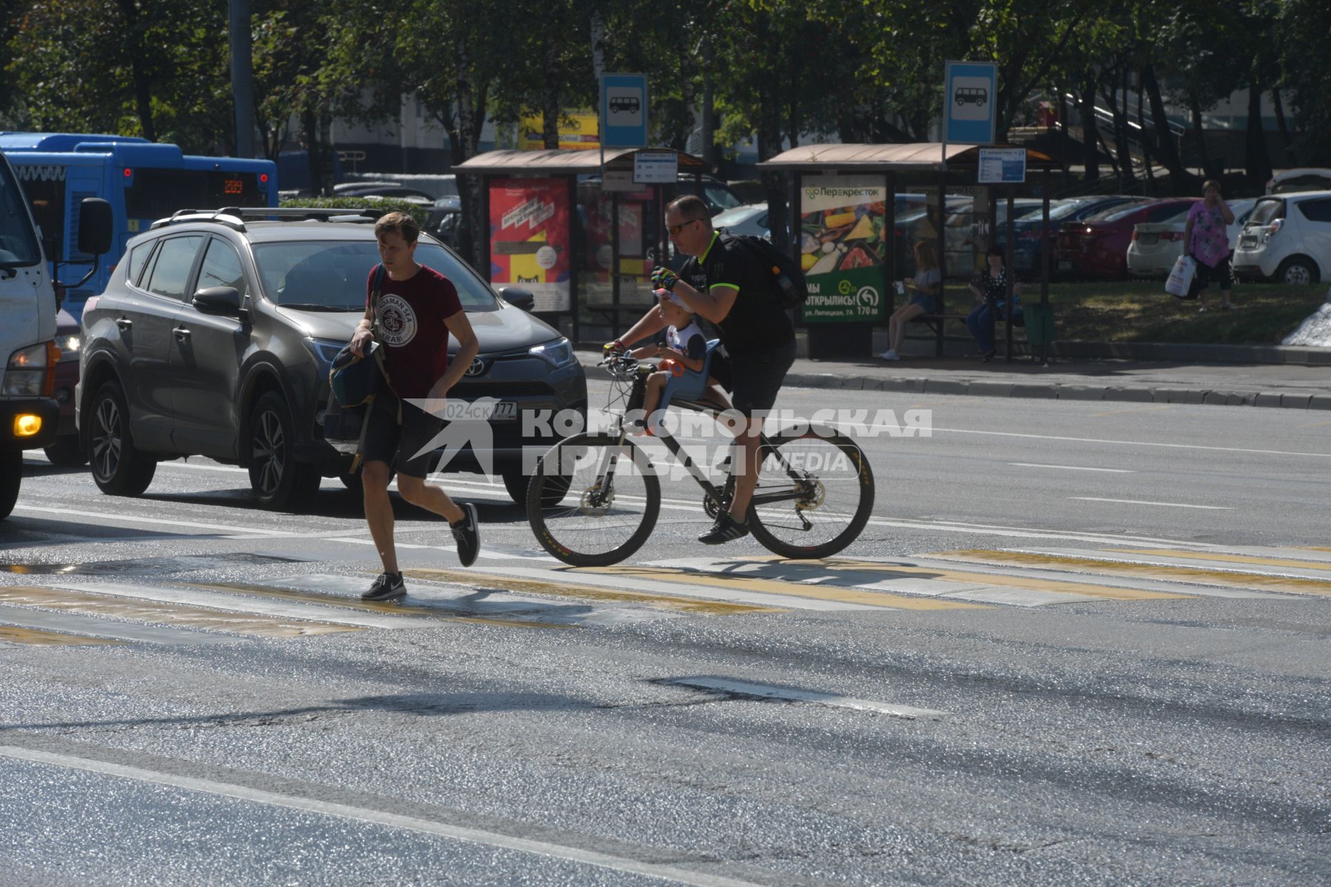 Москва. Велосипедист на пешеходном переходе.