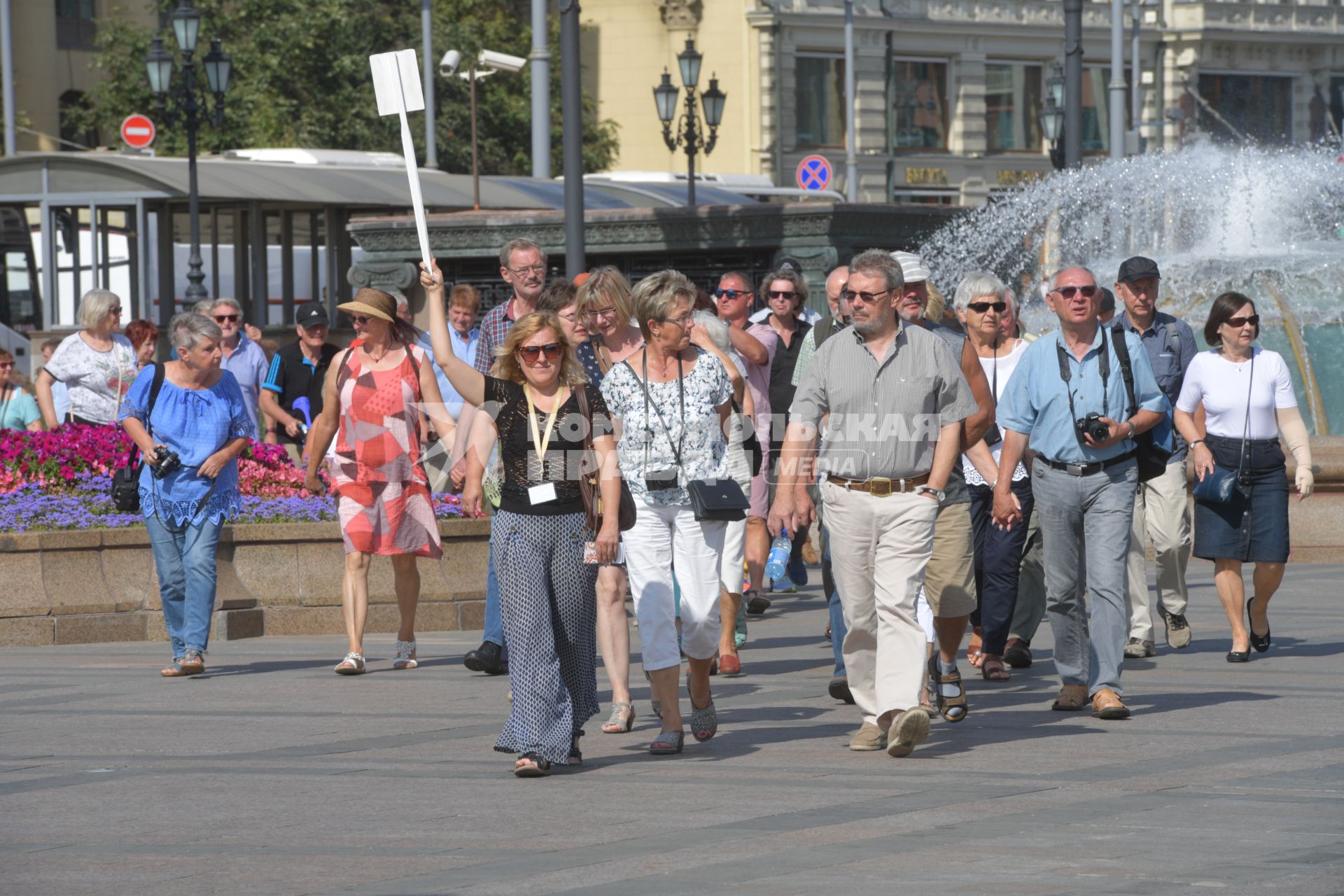 Москва. Экскурсионная группа на Манежной площади.