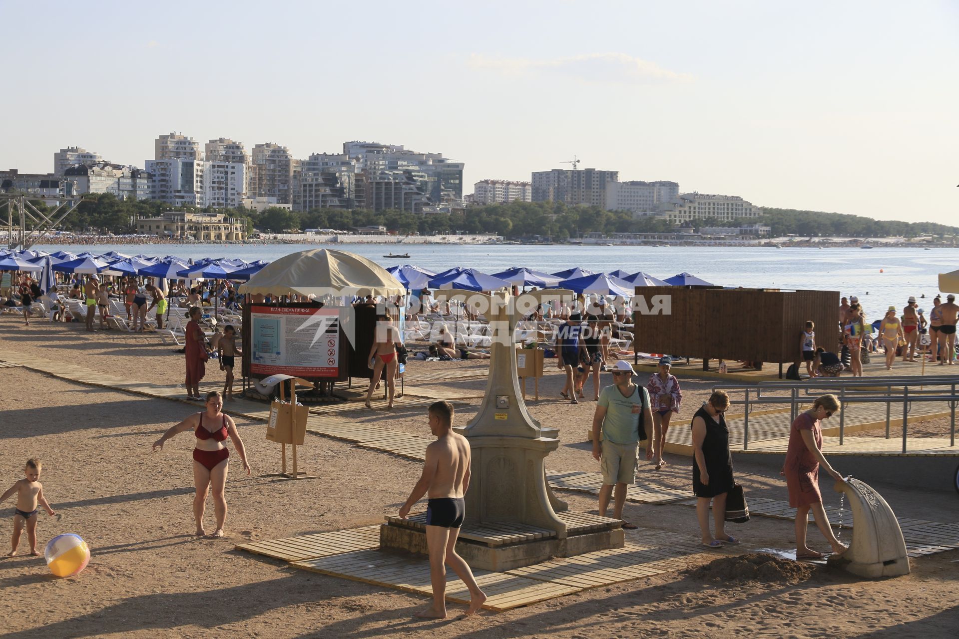 Геленджик. Отдыхающие на городском пляже.