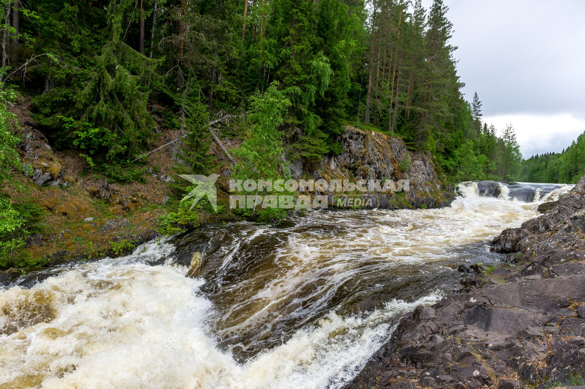 Республика Карелия. Водопад в заповеднике `Кивач`.