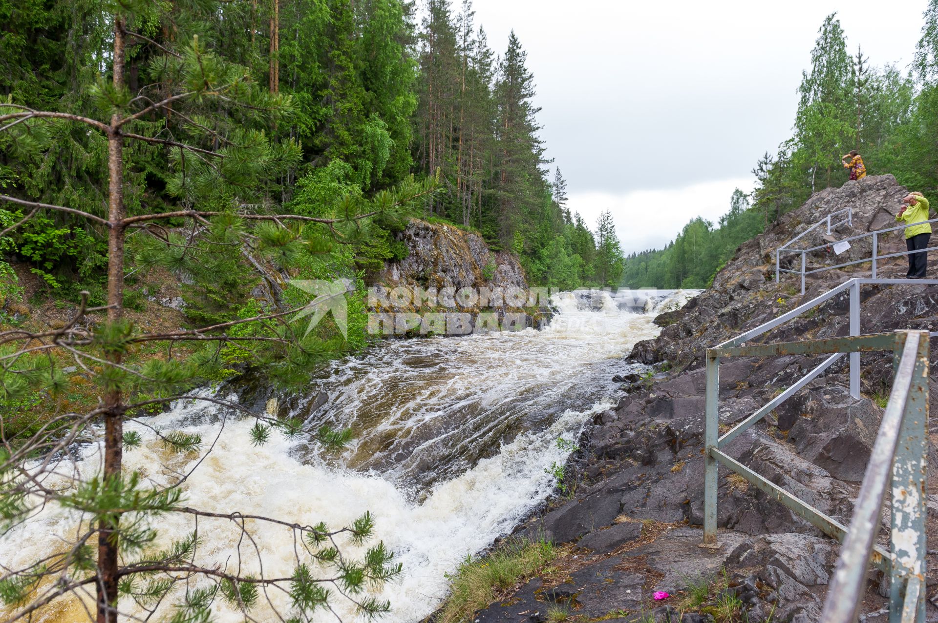 Республика Карелия. Туристы на смотровой площадке у водопада  в заповеднике `Кивач`.