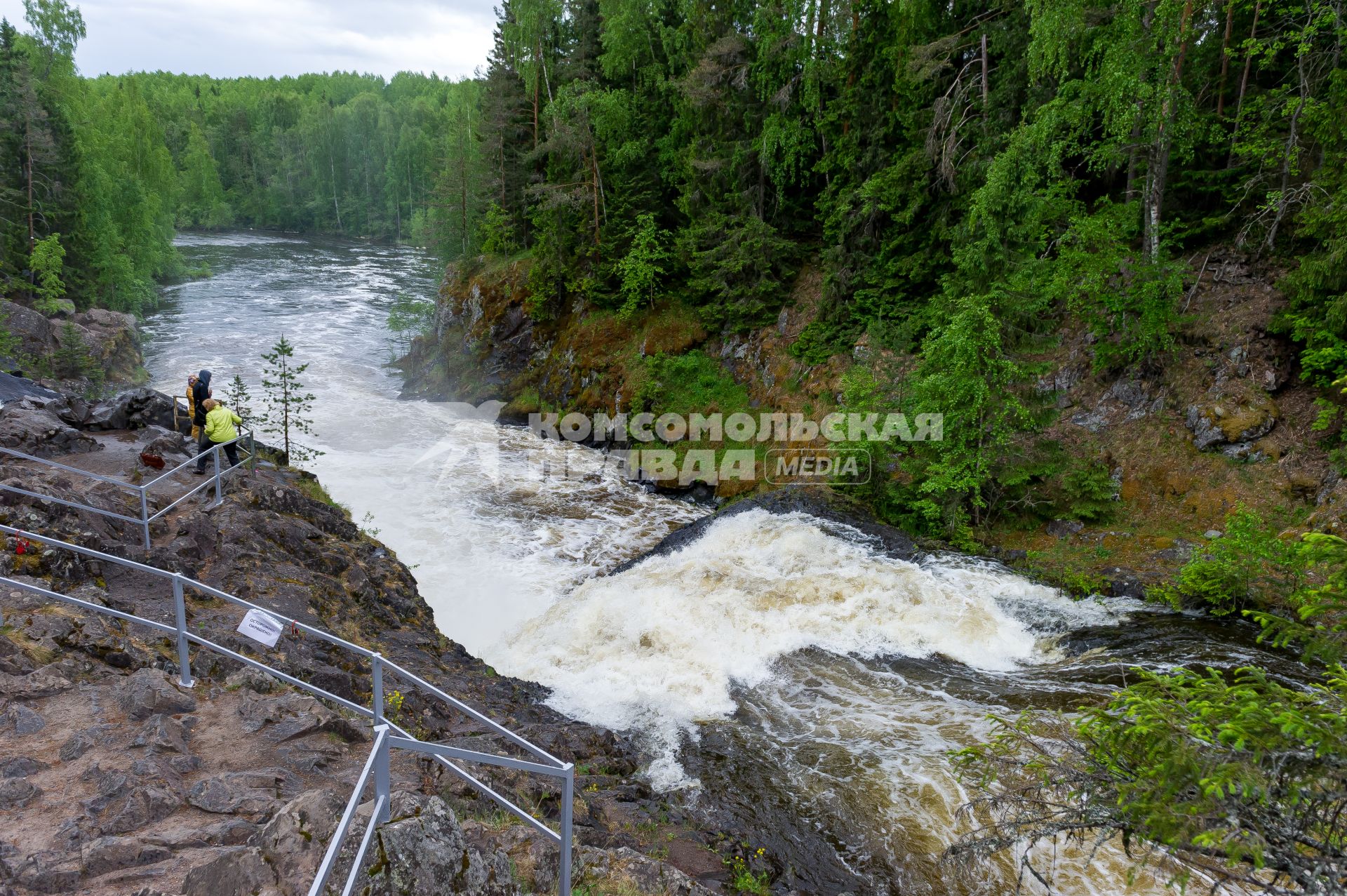 Республика Карелия. Туристы на смотровой площадке у водопада  в заповеднике `Кивач`.