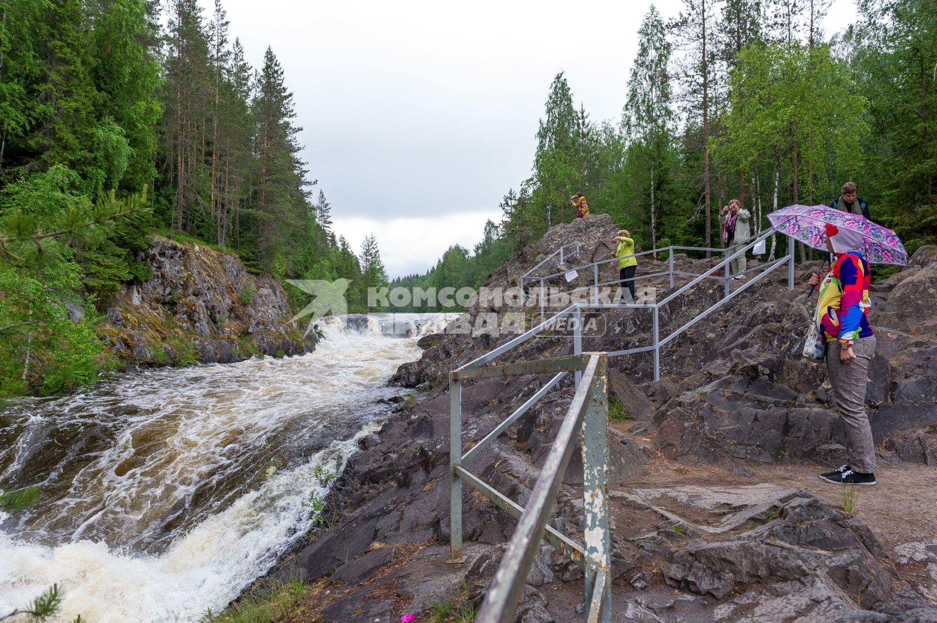 Республика Карелия. Туристы на смотровой площадке у водопада  в заповеднике `Кивач`.