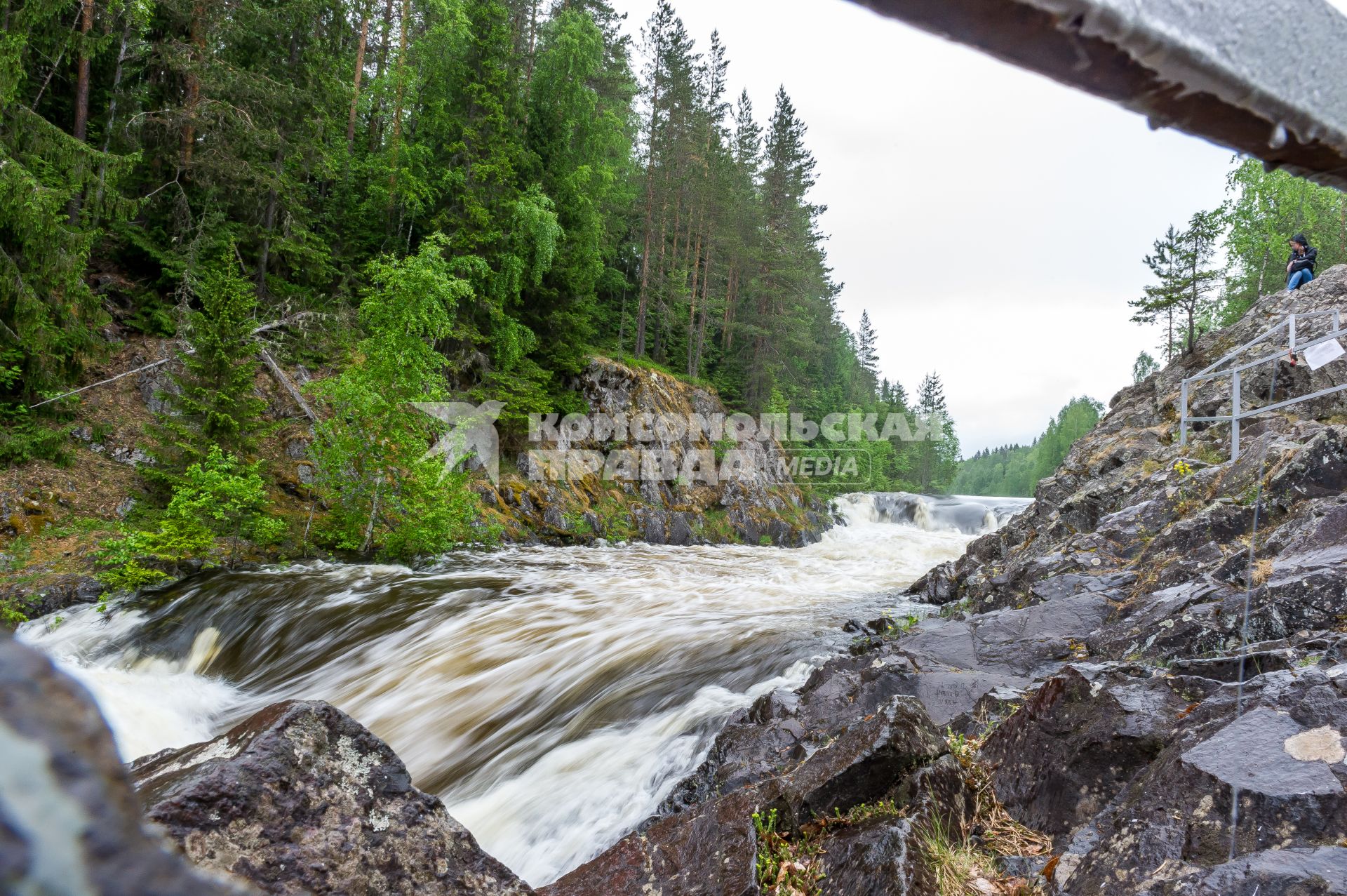 Республика Карелия. Водопад в заповеднике `Кивач`.