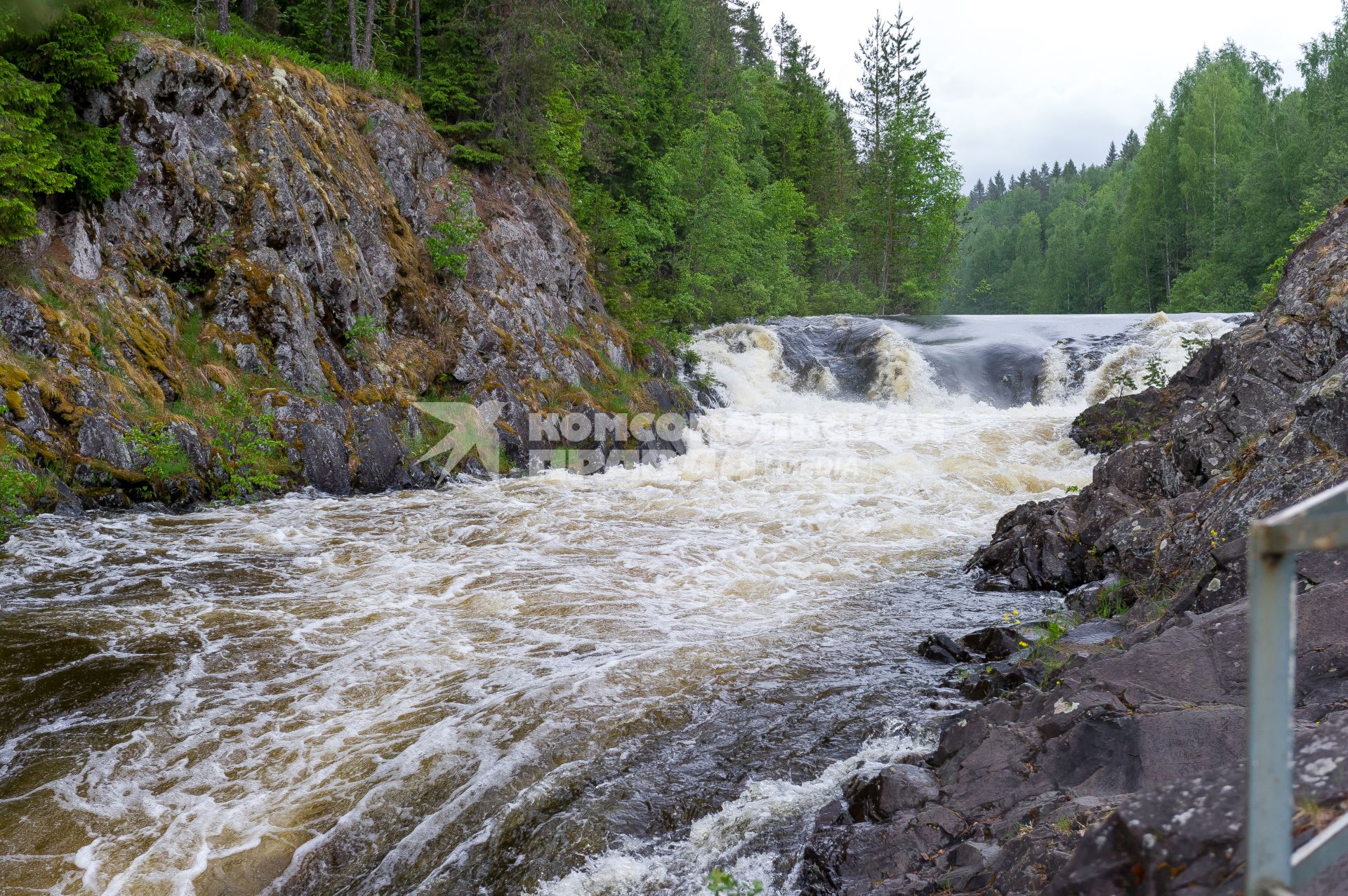 Республика Карелия. Водопад в заповеднике `Кивач`.