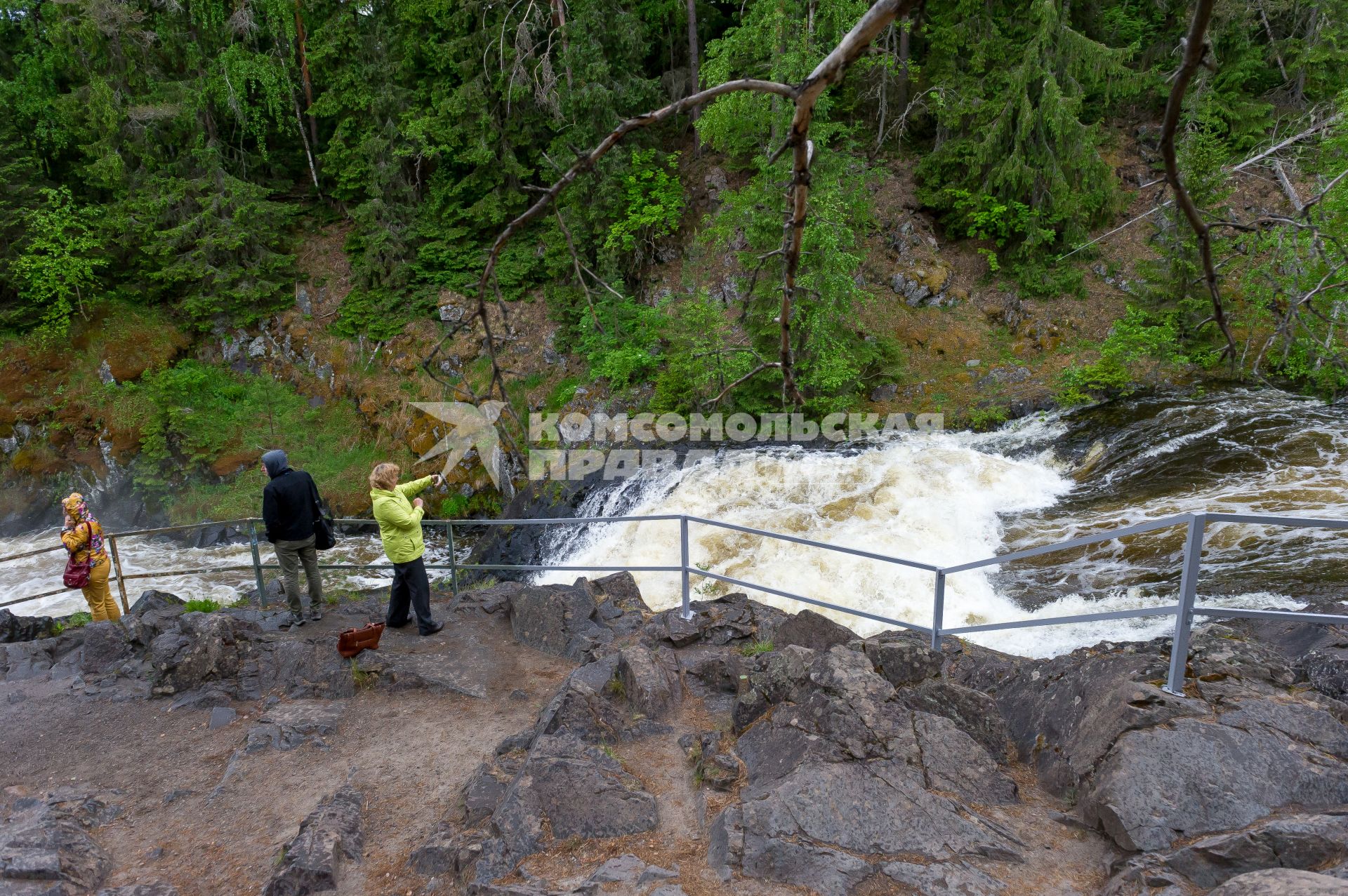 Республика Карелия. Туристы на смотровой площадке у водопада  в заповеднике `Кивач`.