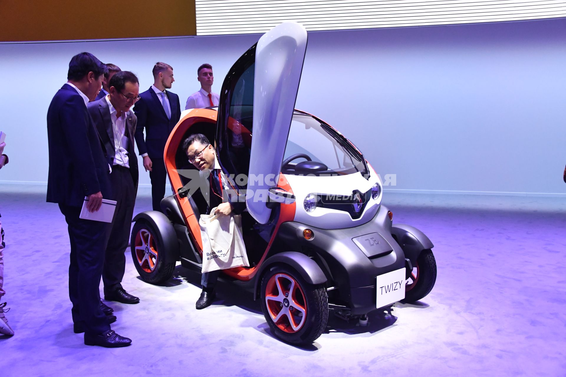 Москва. Двуместный электрический автомобиль Renault Twizy на московском международном автомобильном салоне в МВЦ `Крокус Экспо`.