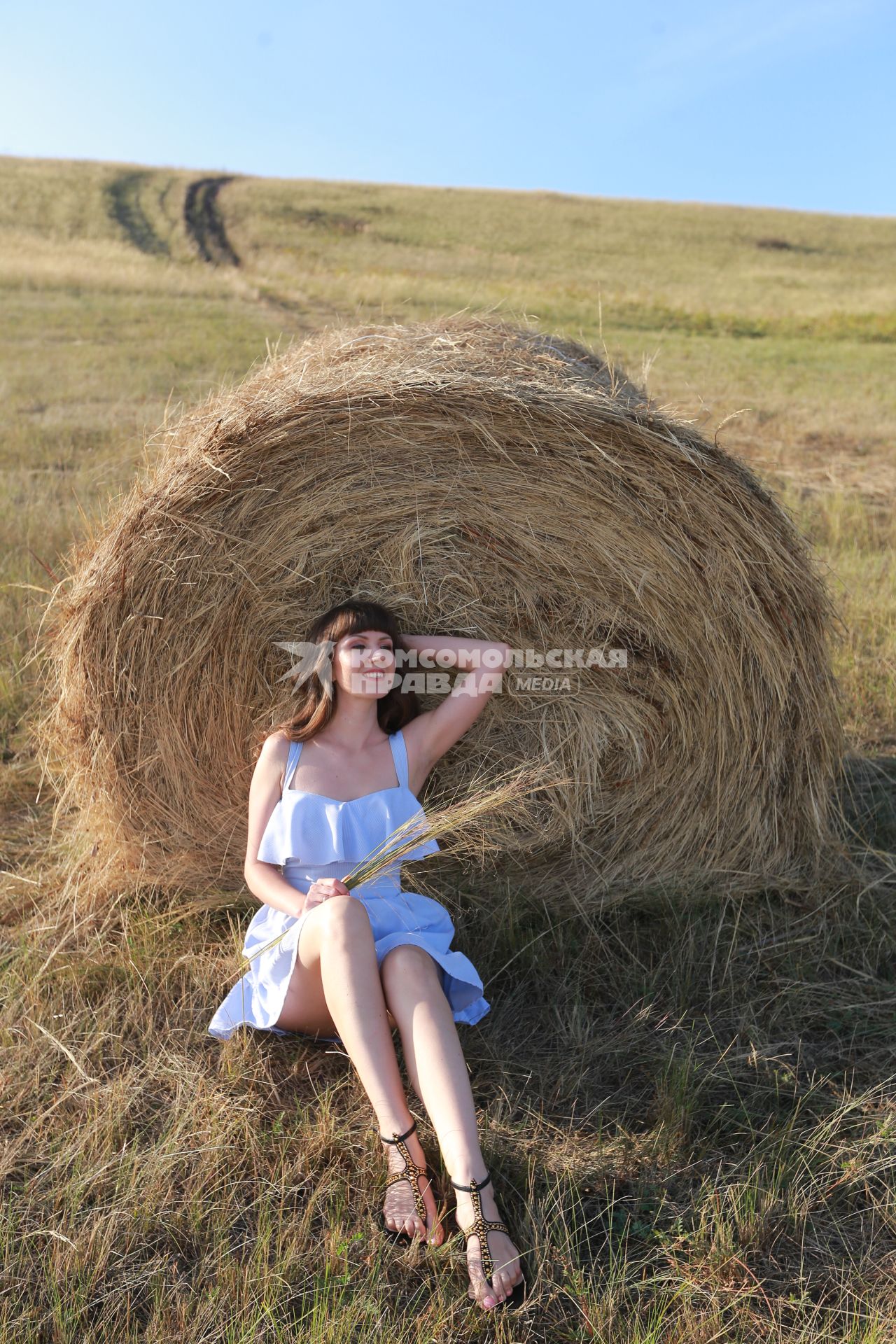 Красноярск.   Девушка отдыхает у стога сена.