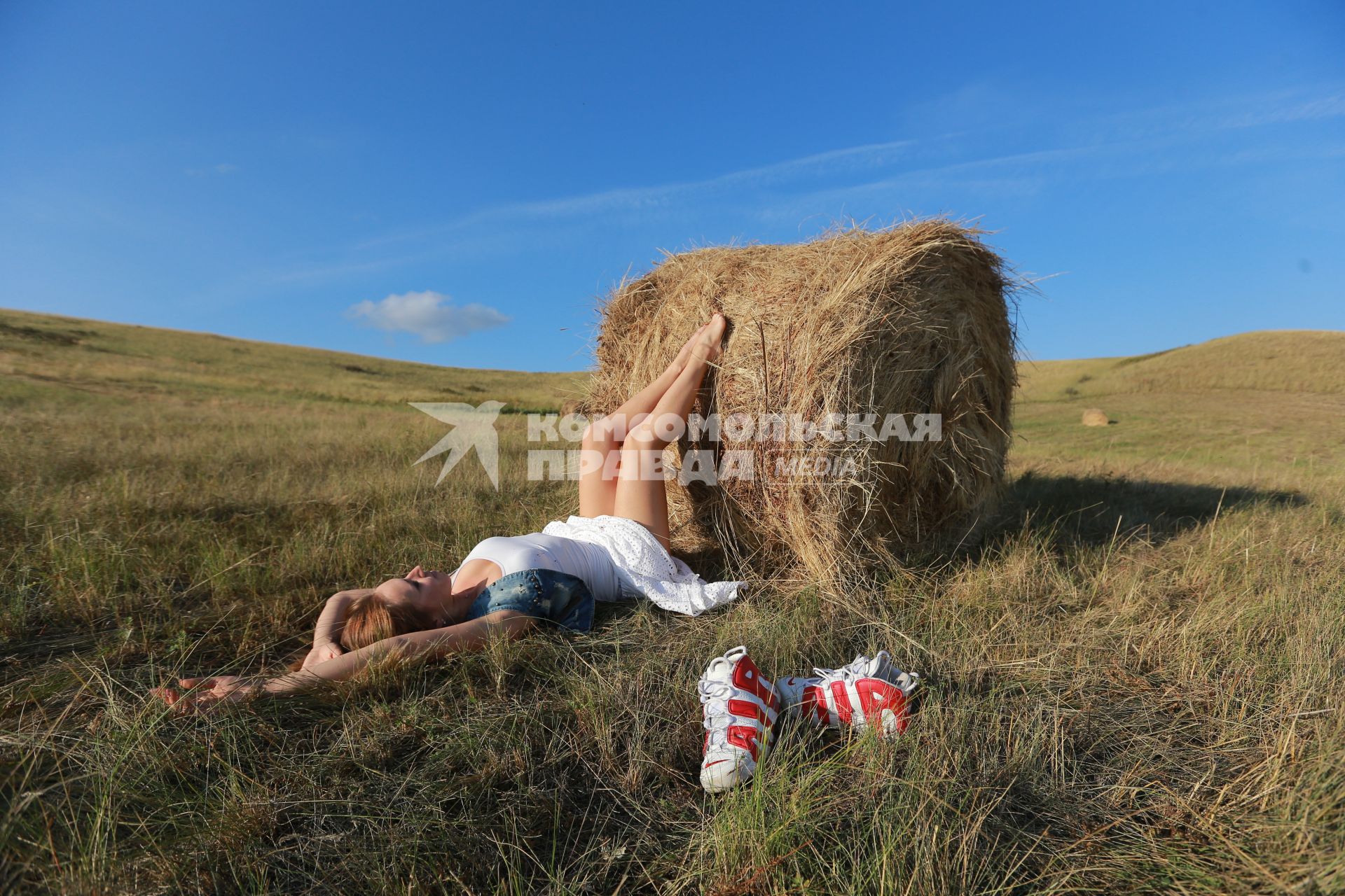 Красноярск.   Девушка отдыхает у стога сена.