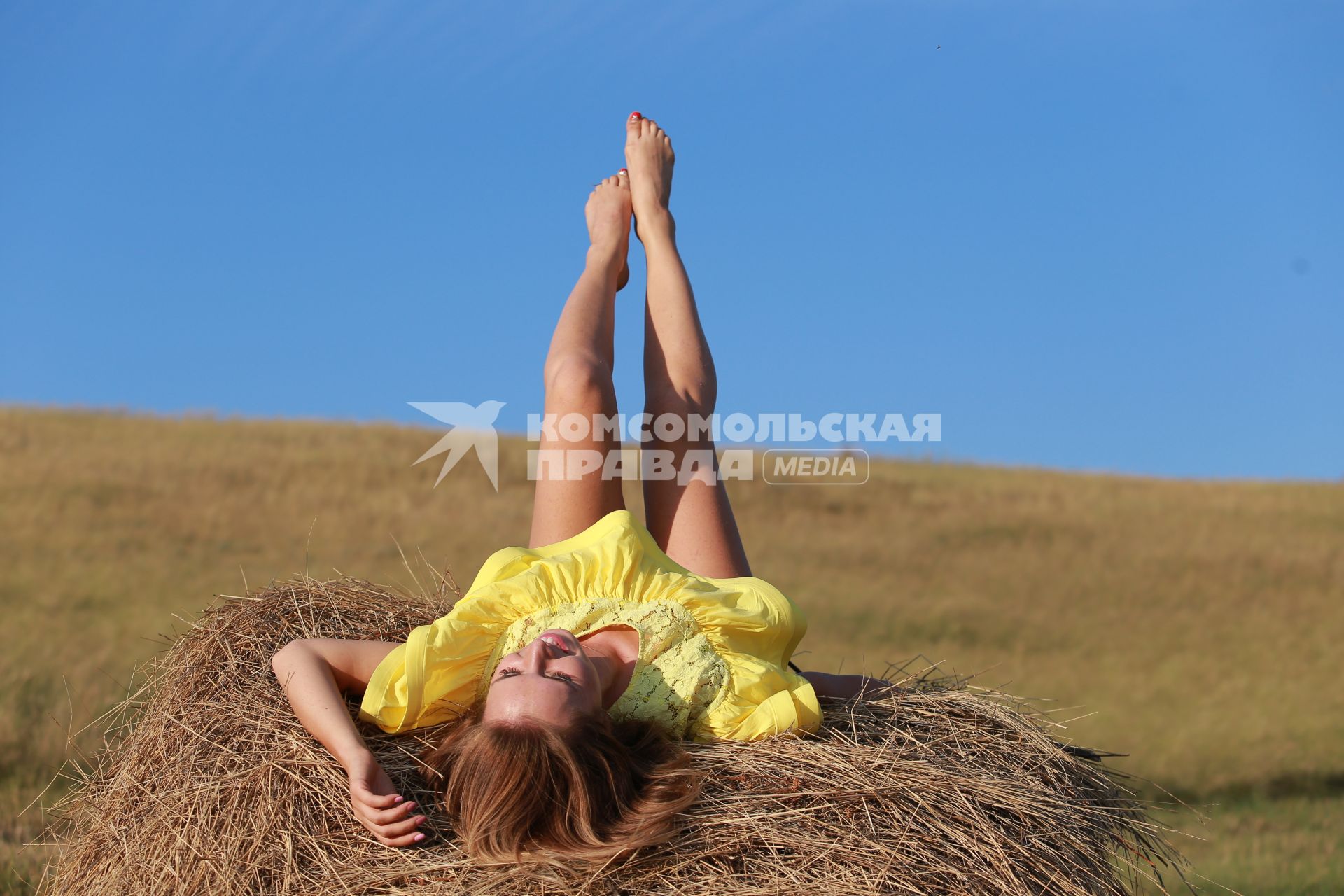 Красноярск.   Девушка лежит на стоге сена.