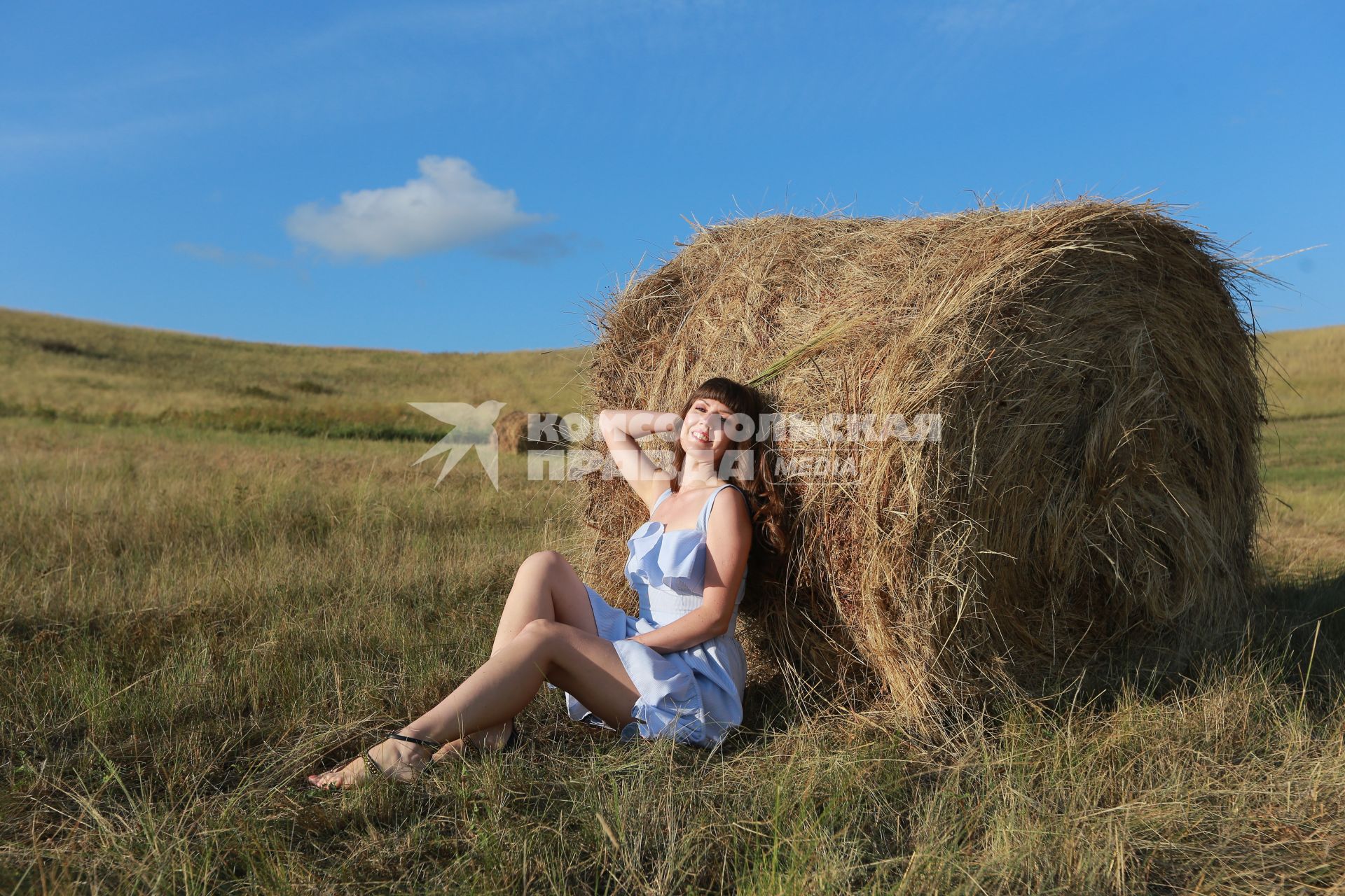 Красноярск.   Девушка отдыхает у стога сена.