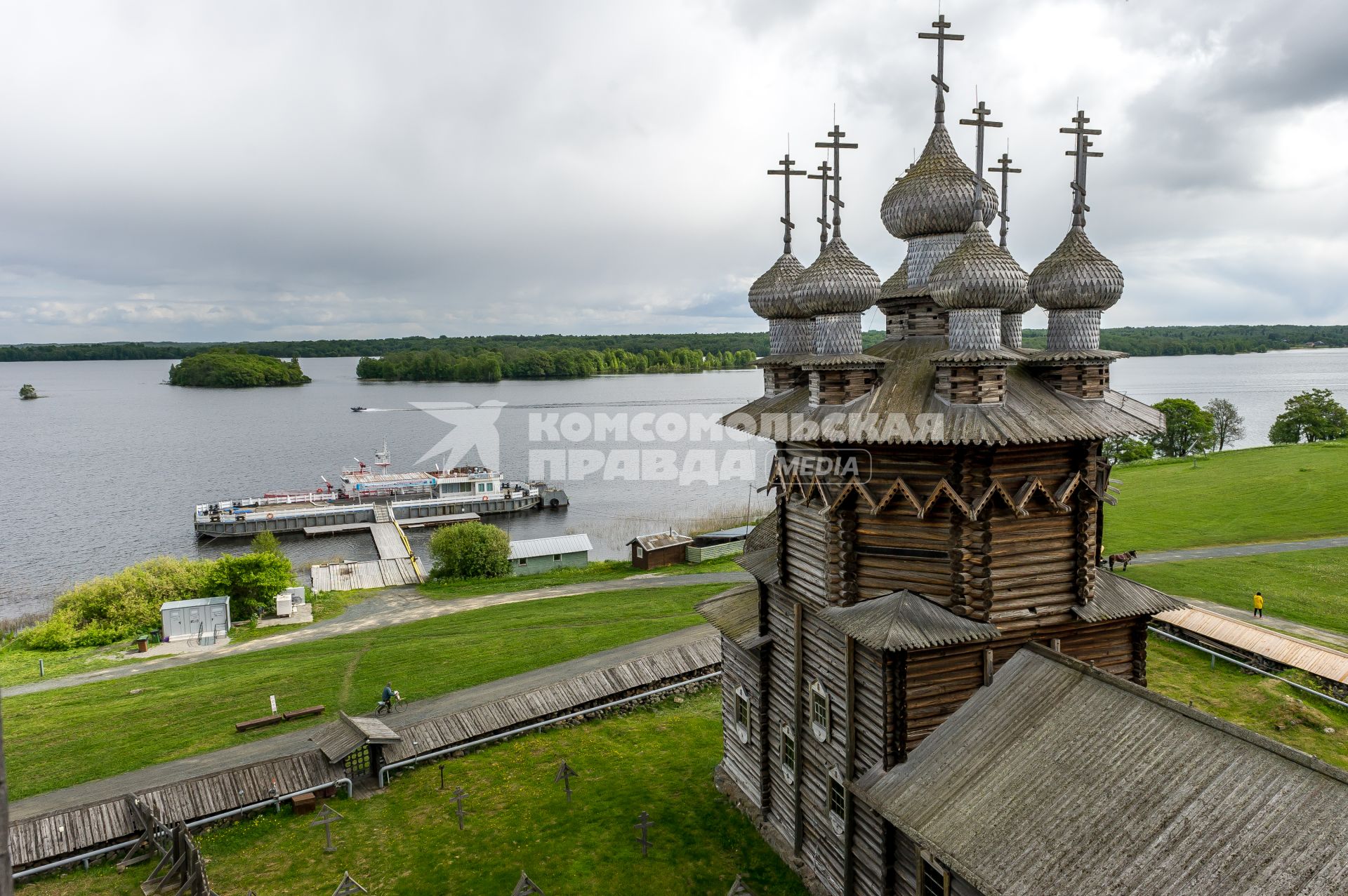 Республика Карелия. Кижи. Вид с колокольни на церковь Покрова Пресвятой Богородицы на Кижском Погосте.