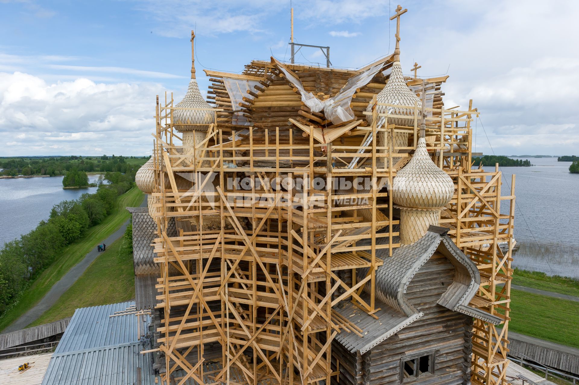 Республика Карелия. Кижи. Реконструкция церкви Преображения Господня на Кижском Погосте.