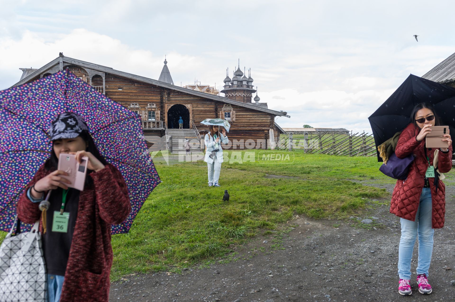 Республика Карелия. Кижи. Туристы фотографируют у ансамбля Кижского погоста.