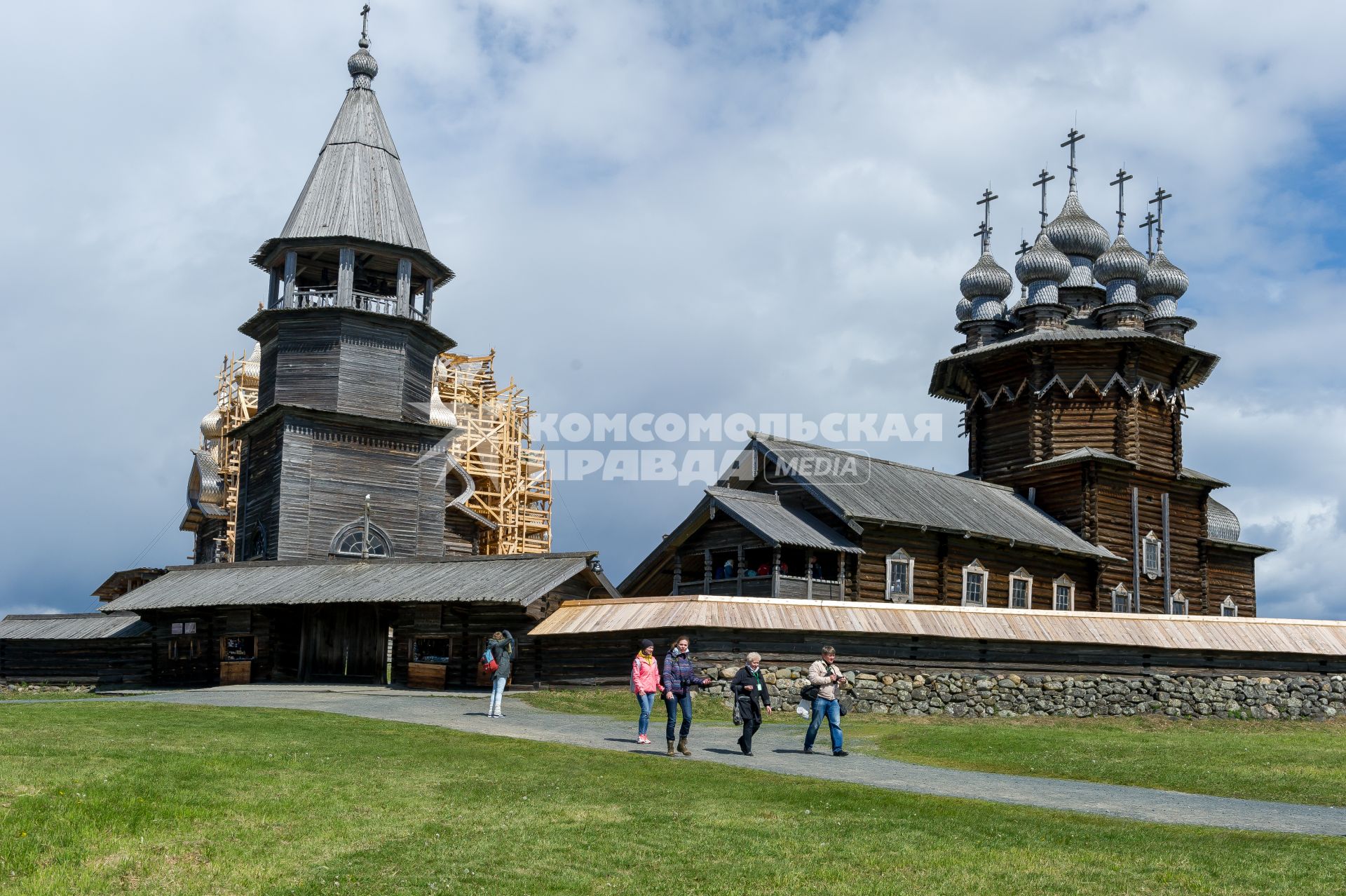 Республика Карелия. Кижи. Туристы у  ансамбля Кижского погоста.