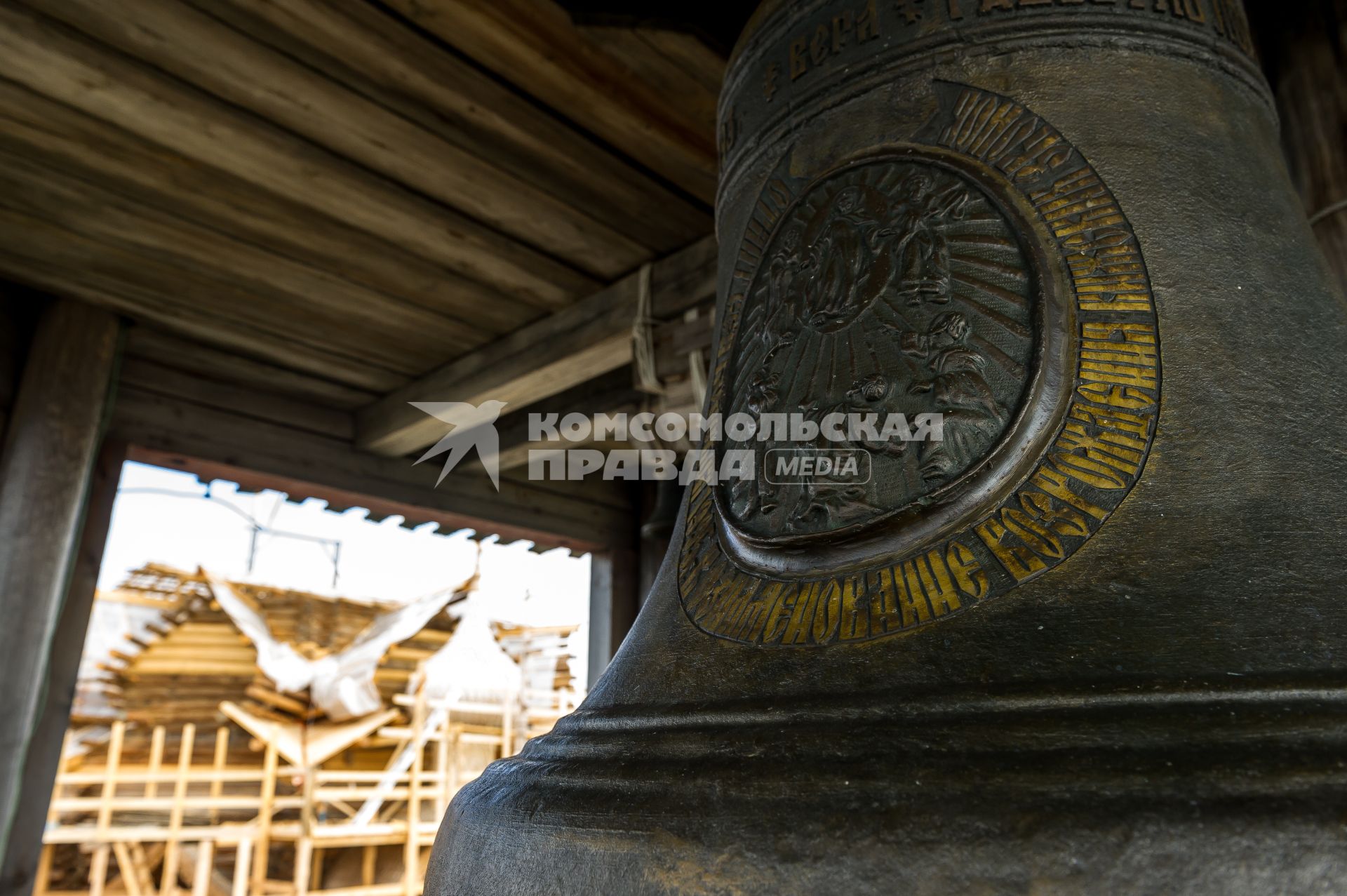 Республика Карелия. Кижи. Колокол на колокольне церкви Покрова Пресвятой Богородицы на Кижском Погосте.